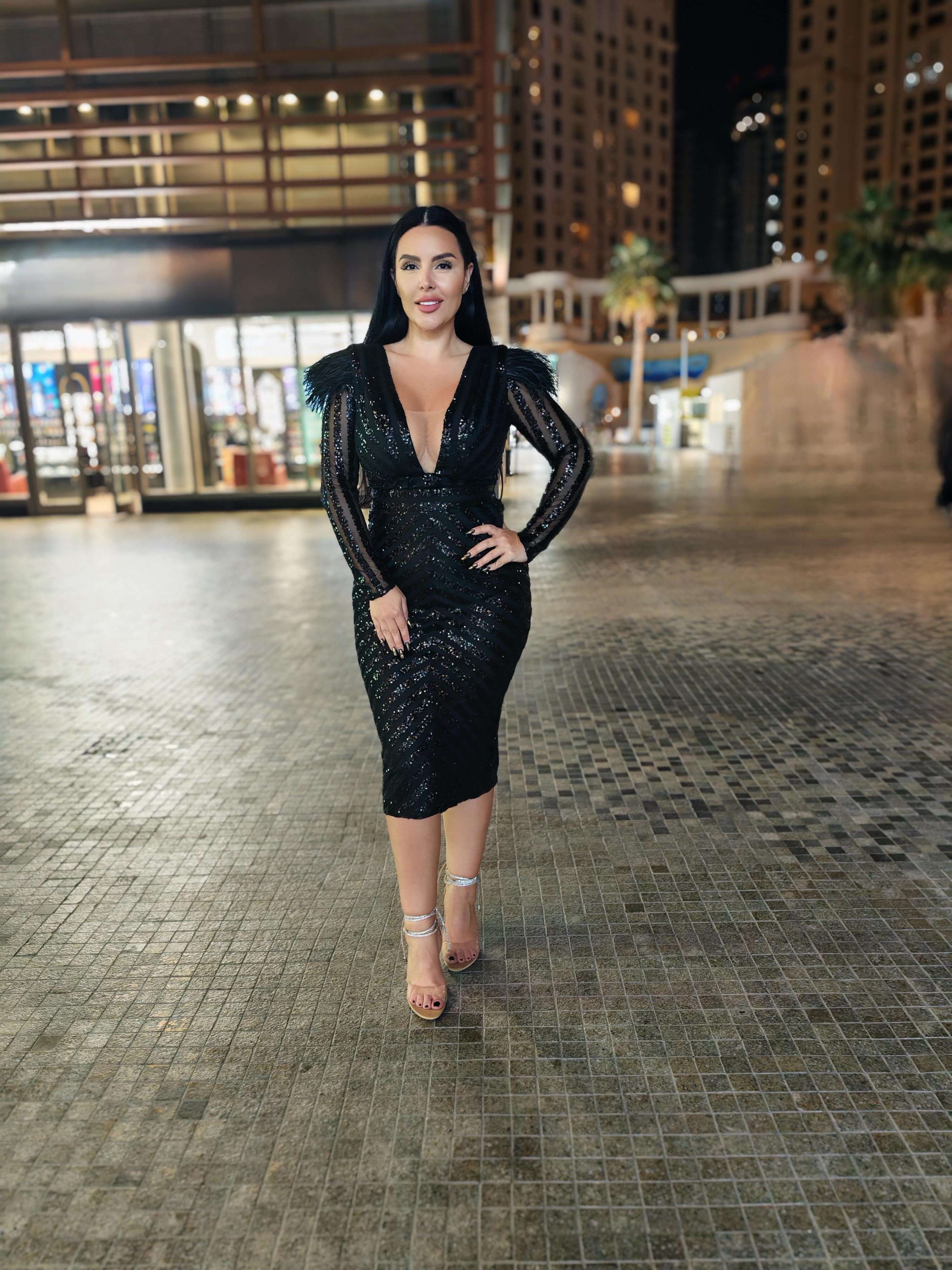 Edge of Elegance - Rochie midi creion cu paiete și pene Sia House Sia House pentru femei elegante Edge of Elegance - Rochie midi creion cu paiete și pene Sia House Sia House pentru femei elegante