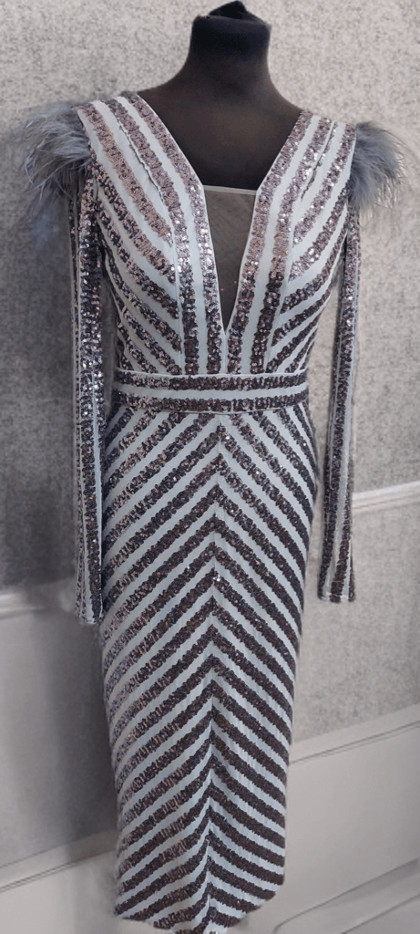 Edge of Elegance - Rochie midi creion cu paiete și pene Sia House Sia House pentru femei elegante Edge of Elegance - Rochie midi creion cu paiete și pene Sia House Sia House pentru femei elegante