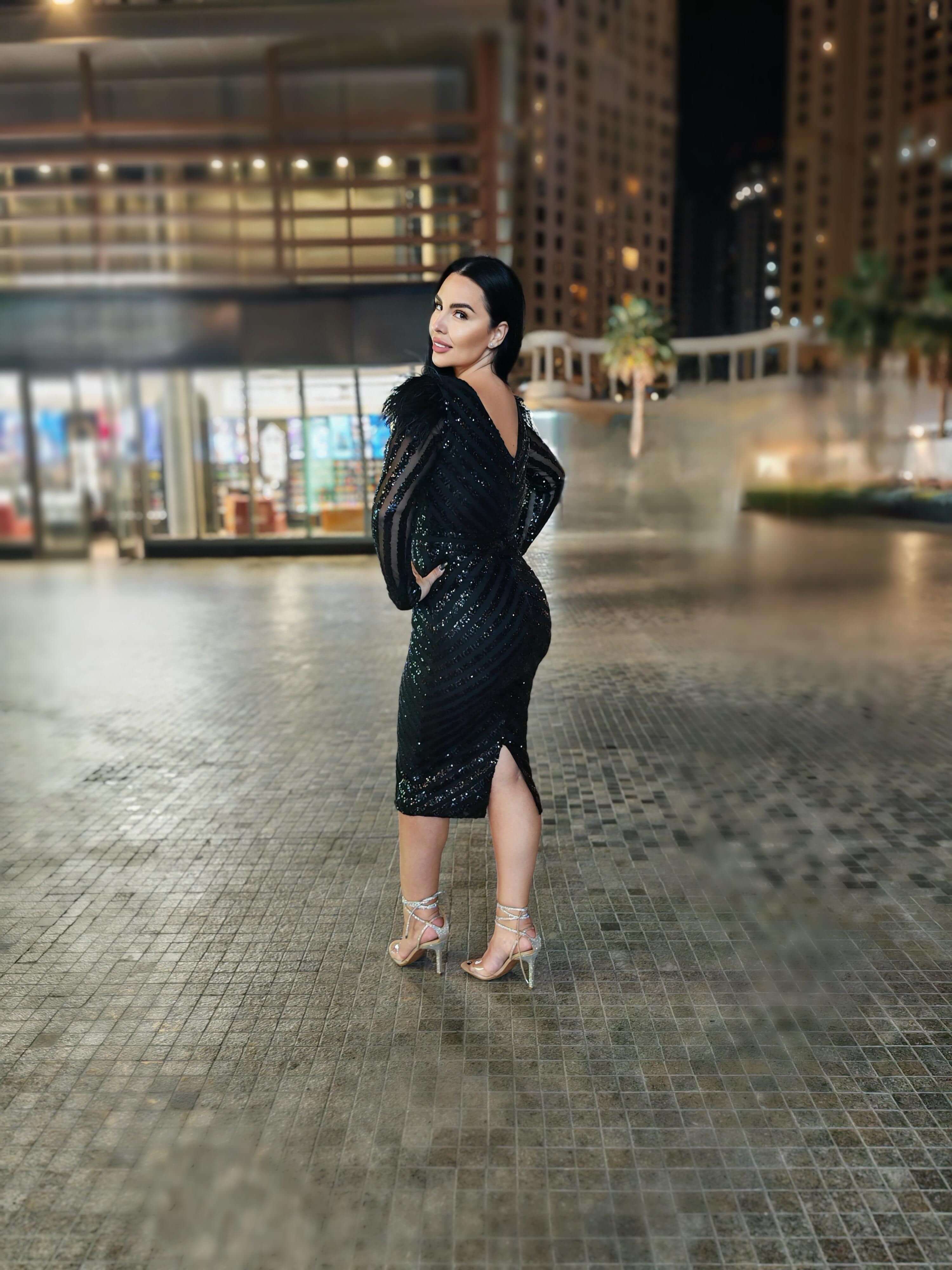 Edge of Elegance - Rochie midi creion cu paiete și pene Sia House Sia House pentru femei elegante Edge of Elegance - Rochie midi creion cu paiete și pene Sia House Sia House pentru femei elegante