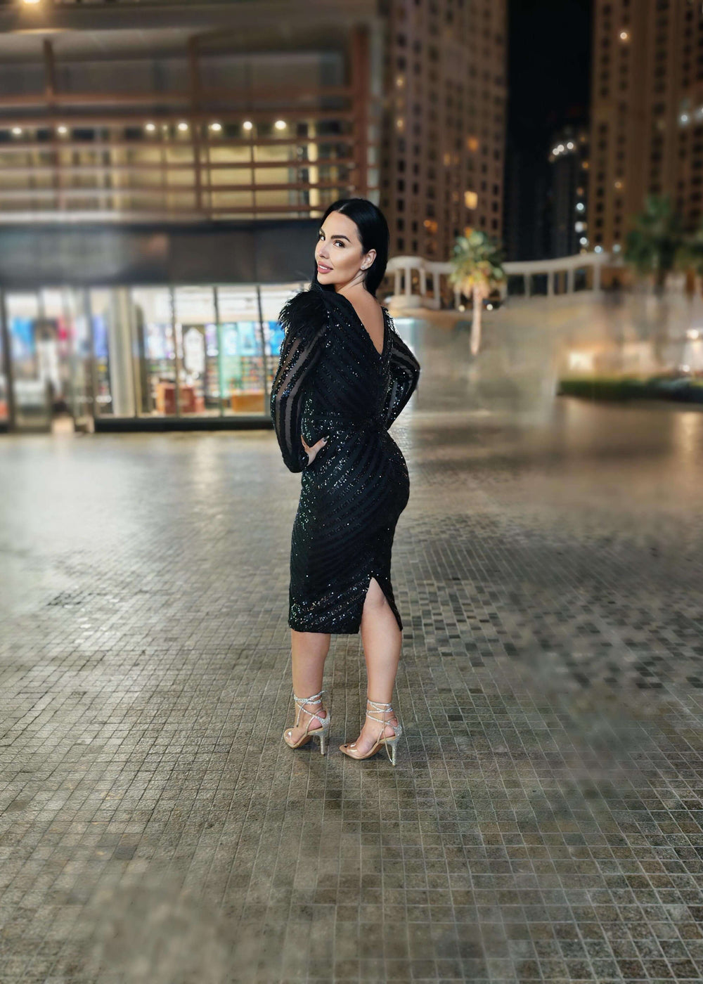 Edge of Elegance - Rochie midi creion cu paiete și pene Sia House Sia House pentru femei elegante