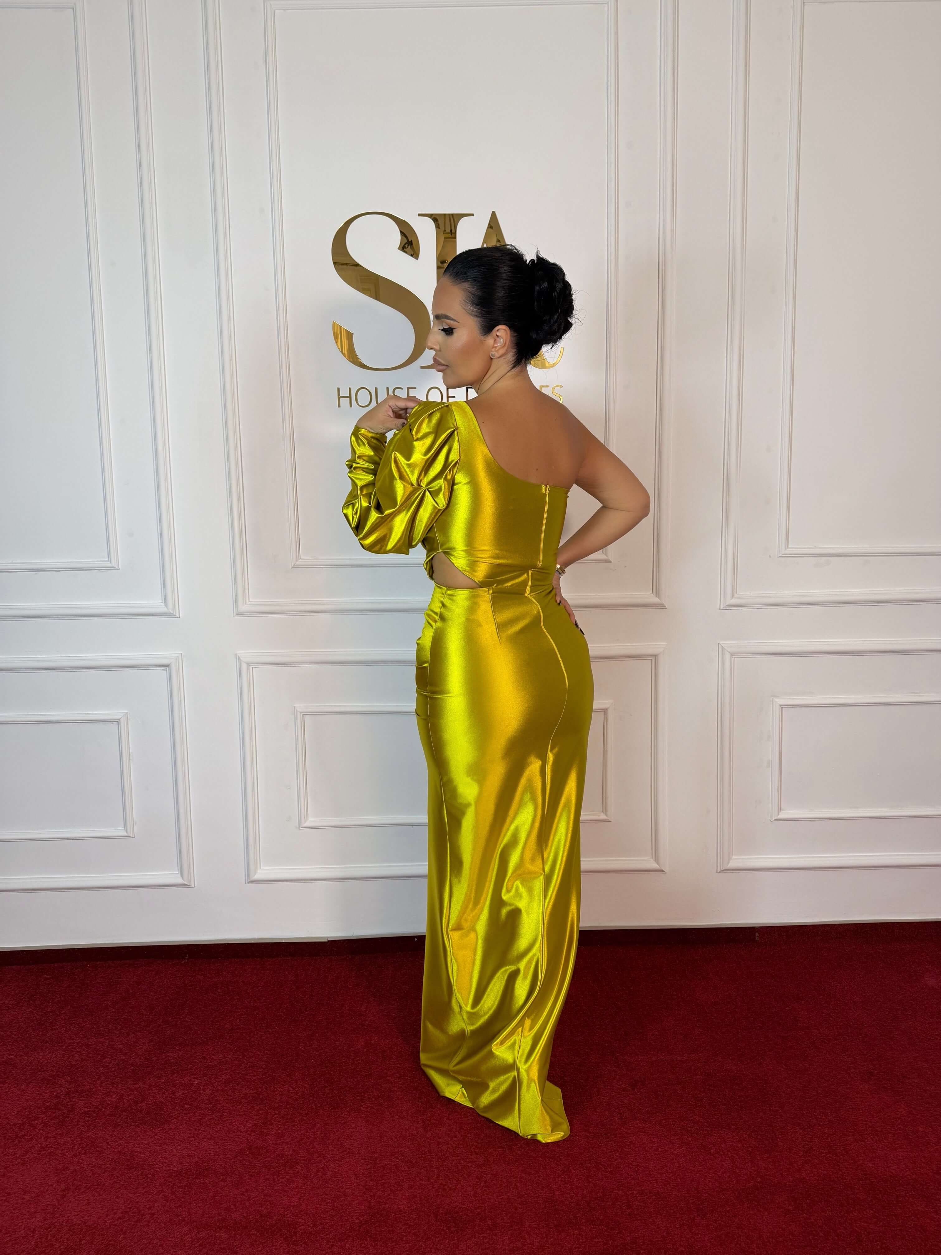 Rochie Lungă Silk Lust cu Decupaj și Mâneci Bufante - Sia House Sia House pentru femei elegante Rochie Lungă Silk Lust cu Decupaj și Mâneci Bufante - Sia House Sia House pentru femei elegante