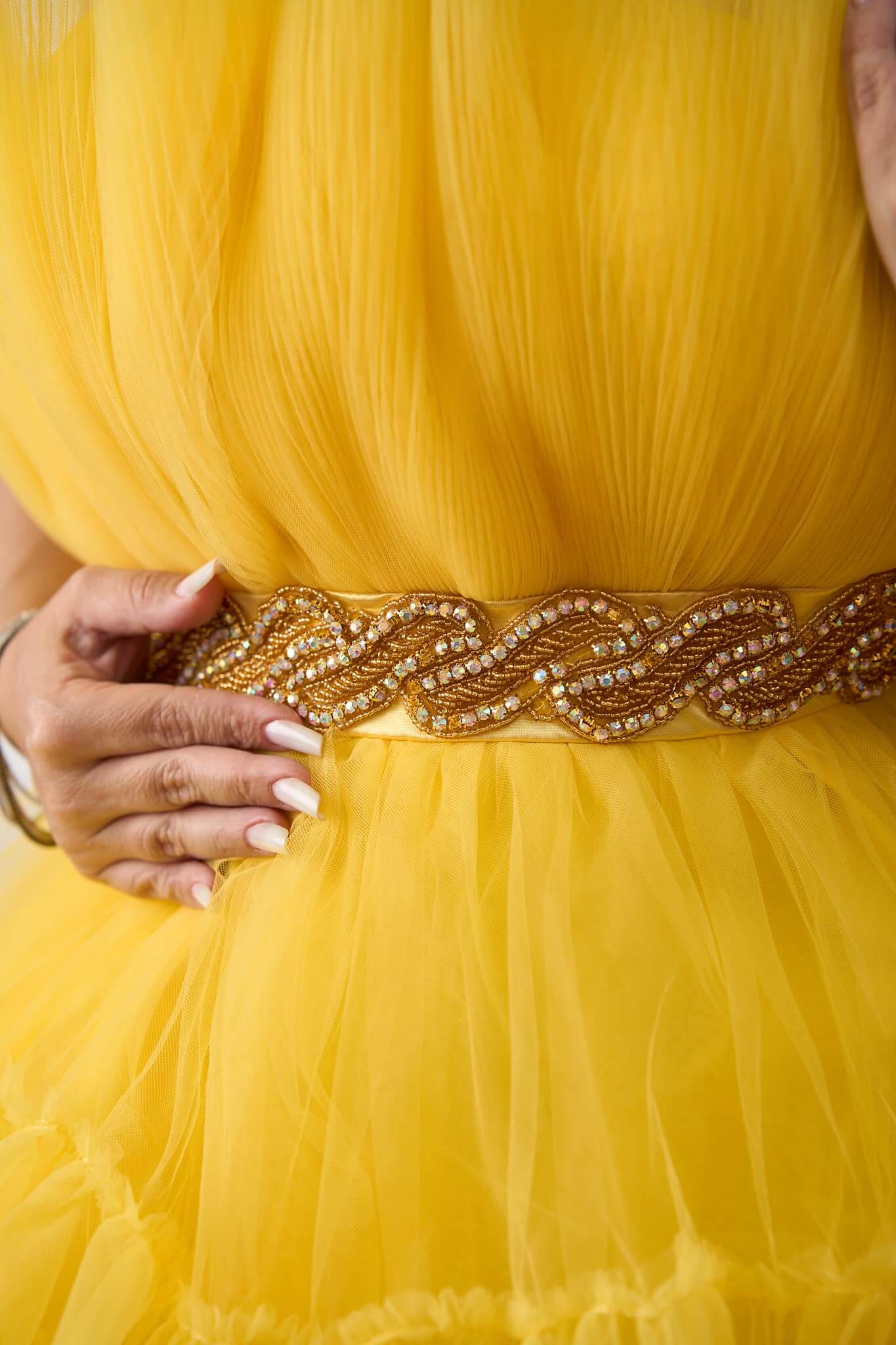 Rochie Belle galbenă fără bretele cu centură cu cristale - Sia House Sia House pentru femei elegante Rochie Belle galbenă fără bretele cu centură cu cristale - Sia House Sia House pentru femei elegante