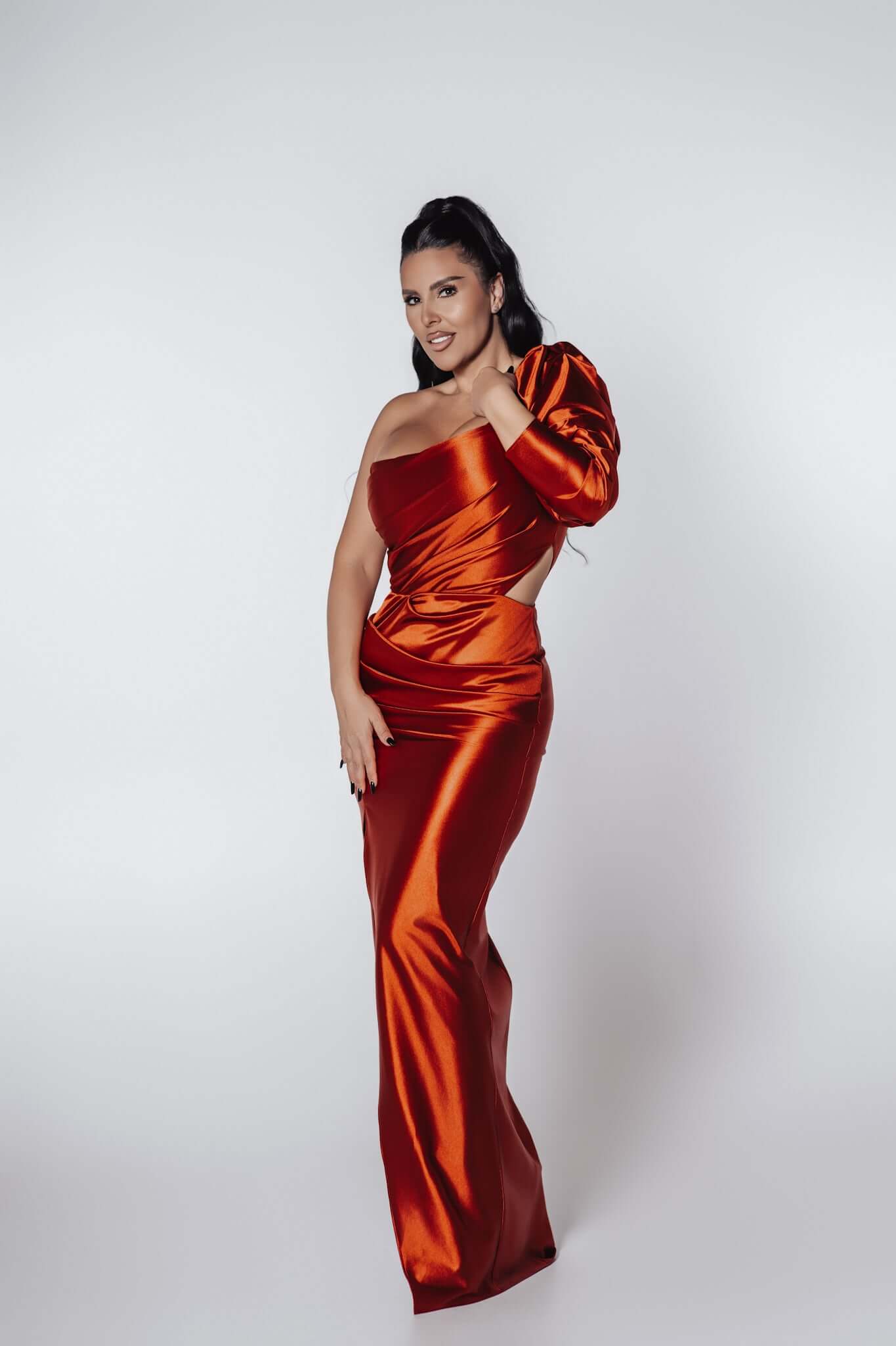 Rochie Lungă Silk Lust cu Decupaj și Mâneci Bufante - Sia House Sia House pentru femei elegante Rochie Lungă Silk Lust cu Decupaj și Mâneci Bufante - Sia House Sia House pentru femei elegante