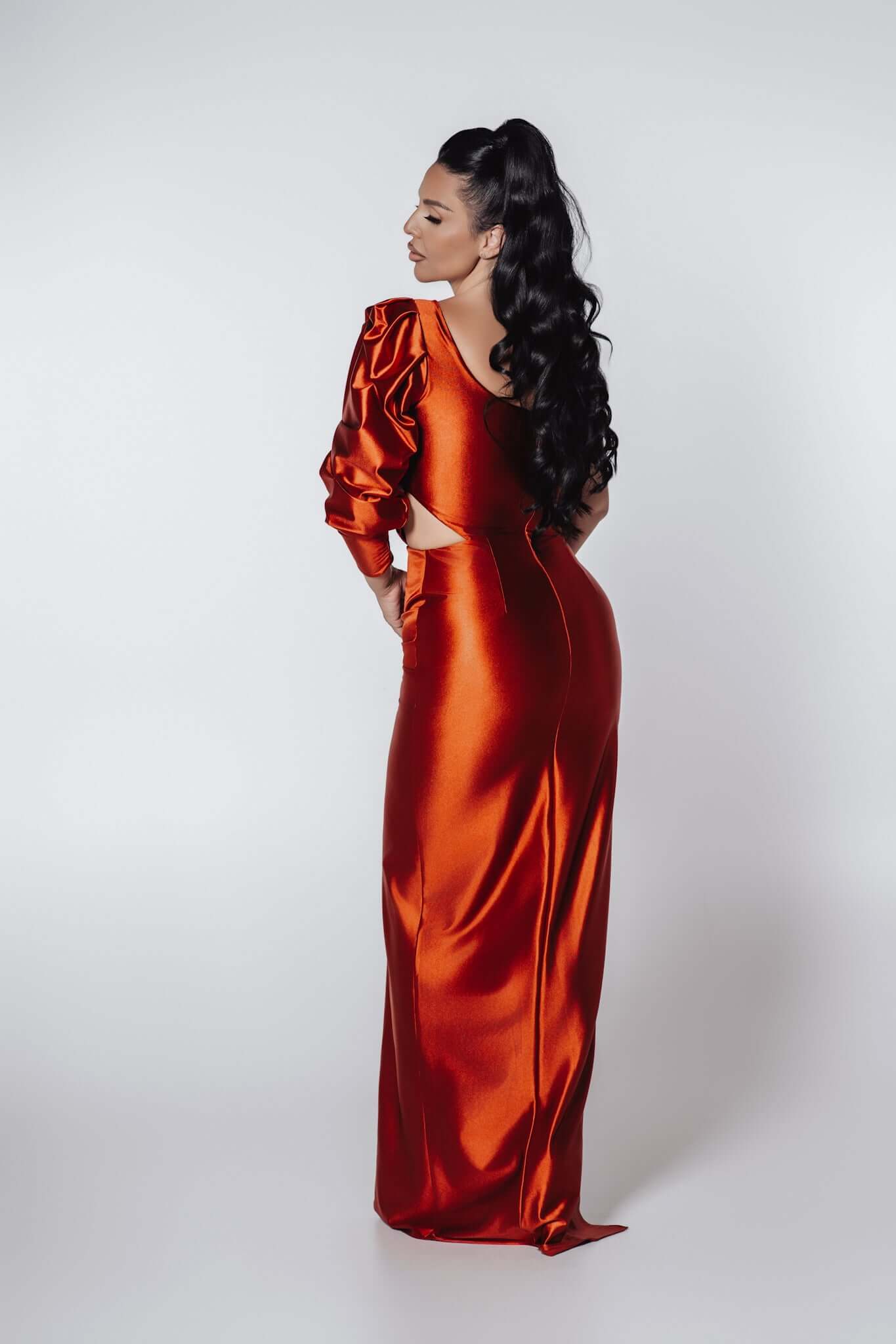 Rochie Lungă Silk Lust cu Decupaj și Mâneci Bufante - Sia House Sia House pentru femei elegante Rochie Lungă Silk Lust cu Decupaj și Mâneci Bufante - Sia House Sia House pentru femei elegante