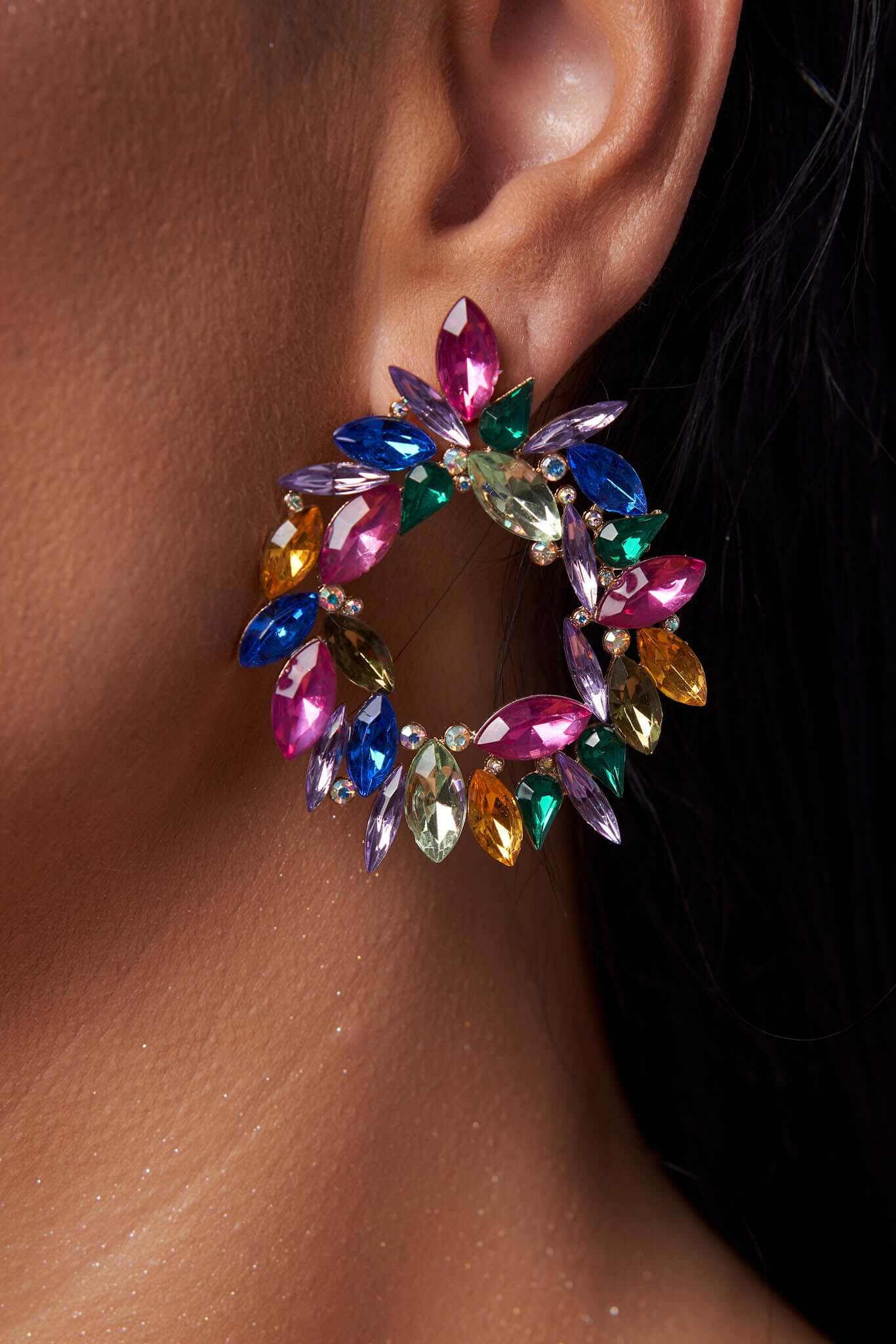 Cercei Aris cu cristale multicolore Sia House pentru femei elegante Cercei Aris cu cristale multicolore Sia House pentru femei elegante