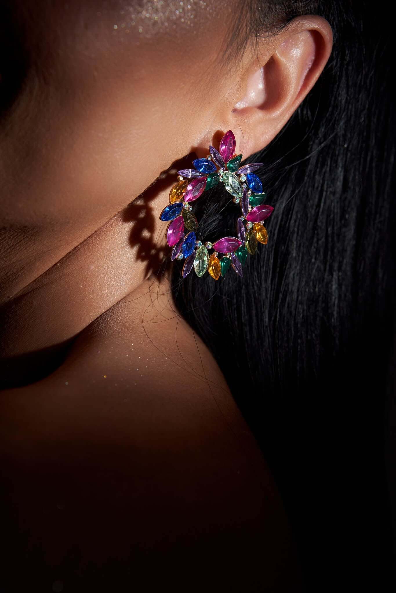 Cercei Aris cu cristale multicolore Sia House pentru femei elegante Cercei Aris cu cristale multicolore Sia House pentru femei elegante