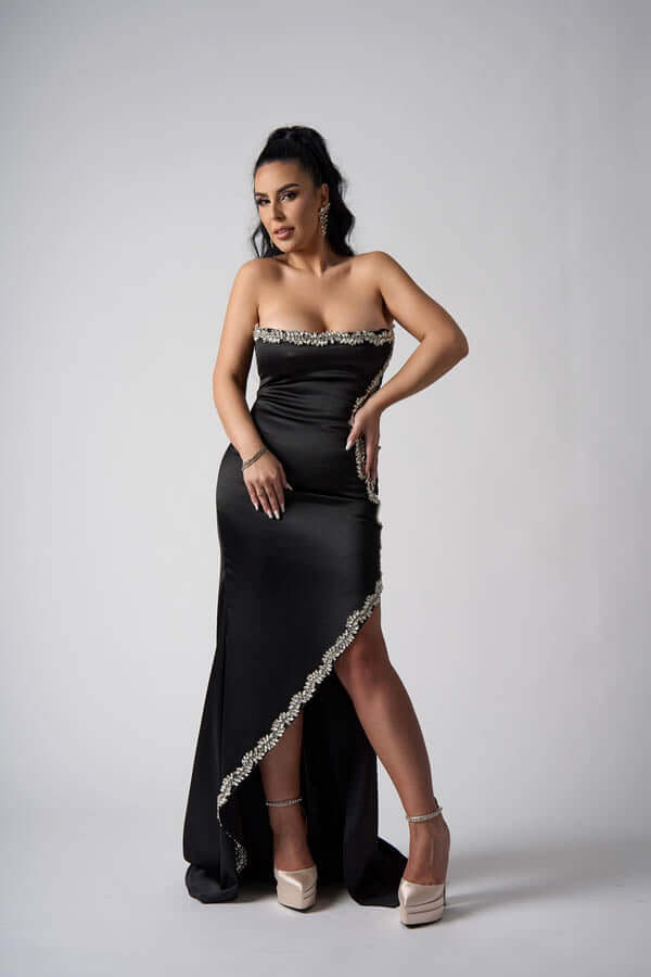 Rochie Black Beauty din satin cu șirag de ștrasuri argintii Sia House pentru femei elegante Rochie Black Beauty din satin cu șirag de ștrasuri argintii Sia House pentru femei elegante