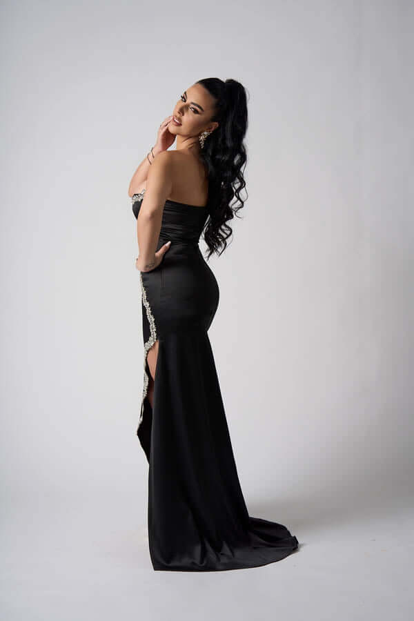 Rochie Black Beauty din satin cu șirag de ștrasuri argintii Sia House pentru femei elegante Rochie Black Beauty din satin cu șirag de ștrasuri argintii Sia House pentru femei elegante