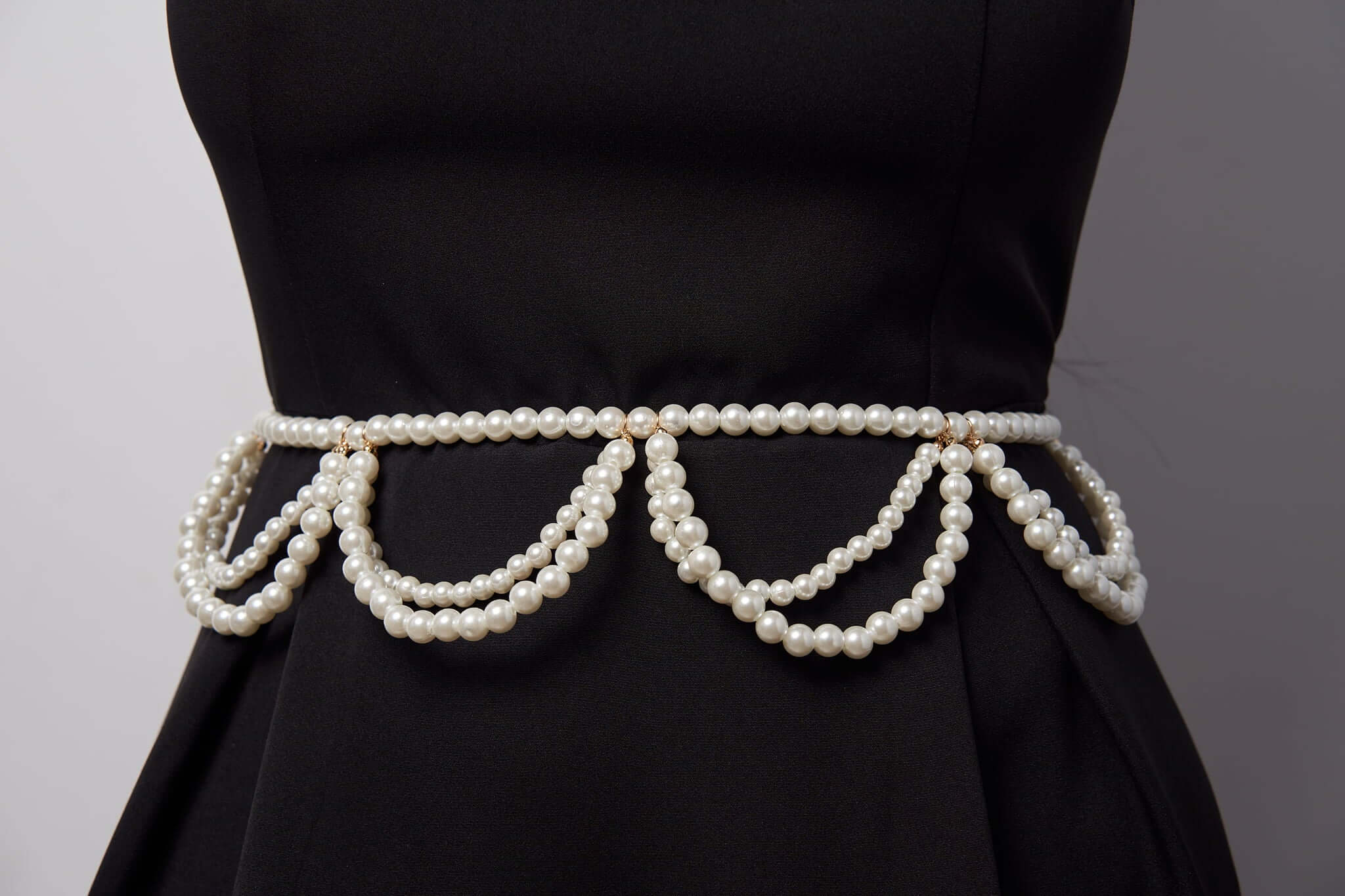 Curea Linda cu perle și metal auriu - Sia House Sia House pentru femei elegante Curea Linda cu perle și metal auriu - Sia House Sia House pentru femei elegante