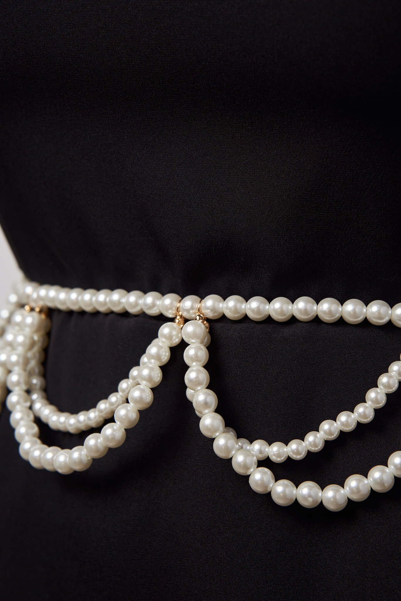 Curea Linda cu perle și metal auriu - Sia House Sia House pentru femei elegante Curea Linda cu perle și metal auriu - Sia House Sia House pentru femei elegante