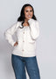 Cardigan „PEARL GLOW” alb, textură moale tip boucle cu perle și cristale, purtat cu blugi eleganți