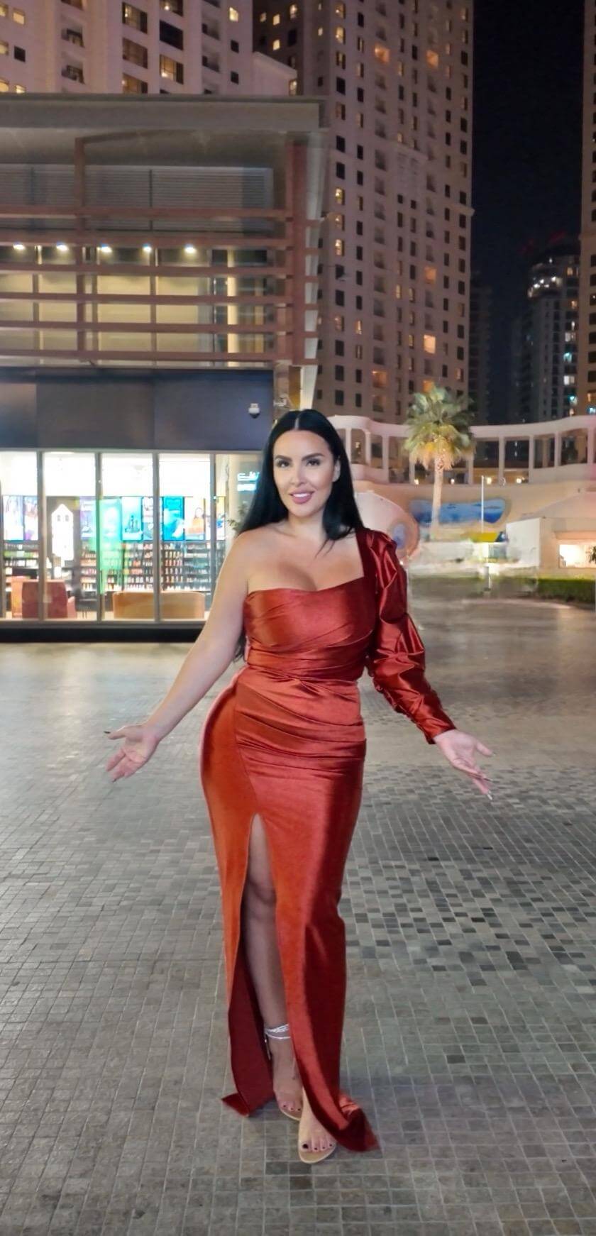 Rochie Lungă Silk Lust cu Decupaj și Mâneci Bufante - Sia House Sia House pentru femei elegante Rochie Lungă Silk Lust cu Decupaj și Mâneci Bufante - Sia House Sia House pentru femei elegante