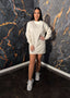 Femeie purtând hoodie oversize tip rochie din colecția SIA Urban Comfort