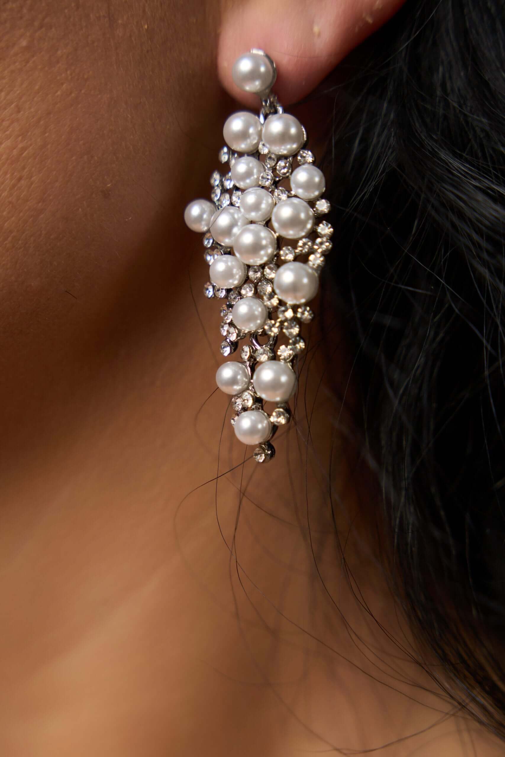 Cercei Miriam cu Perle și Cristale Argintii - Sia House Sia House pentru femei elegante Cercei Miriam cu Perle și Cristale Argintii - Sia House Sia House pentru femei elegante