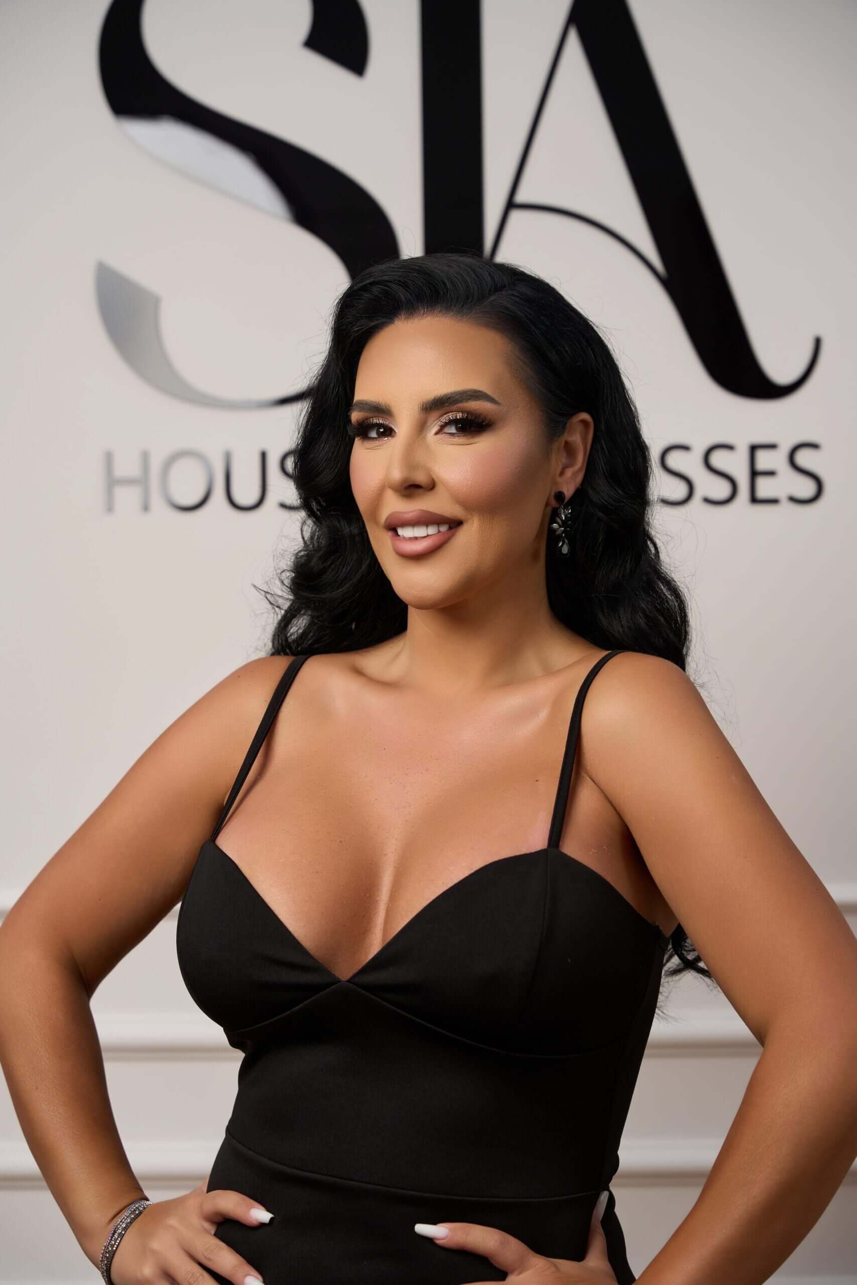 Cercei Yvette cu cristale negre și gri Sia House pentru femei elegante Cercei Yvette cu cristale negre și gri Sia House pentru femei elegante