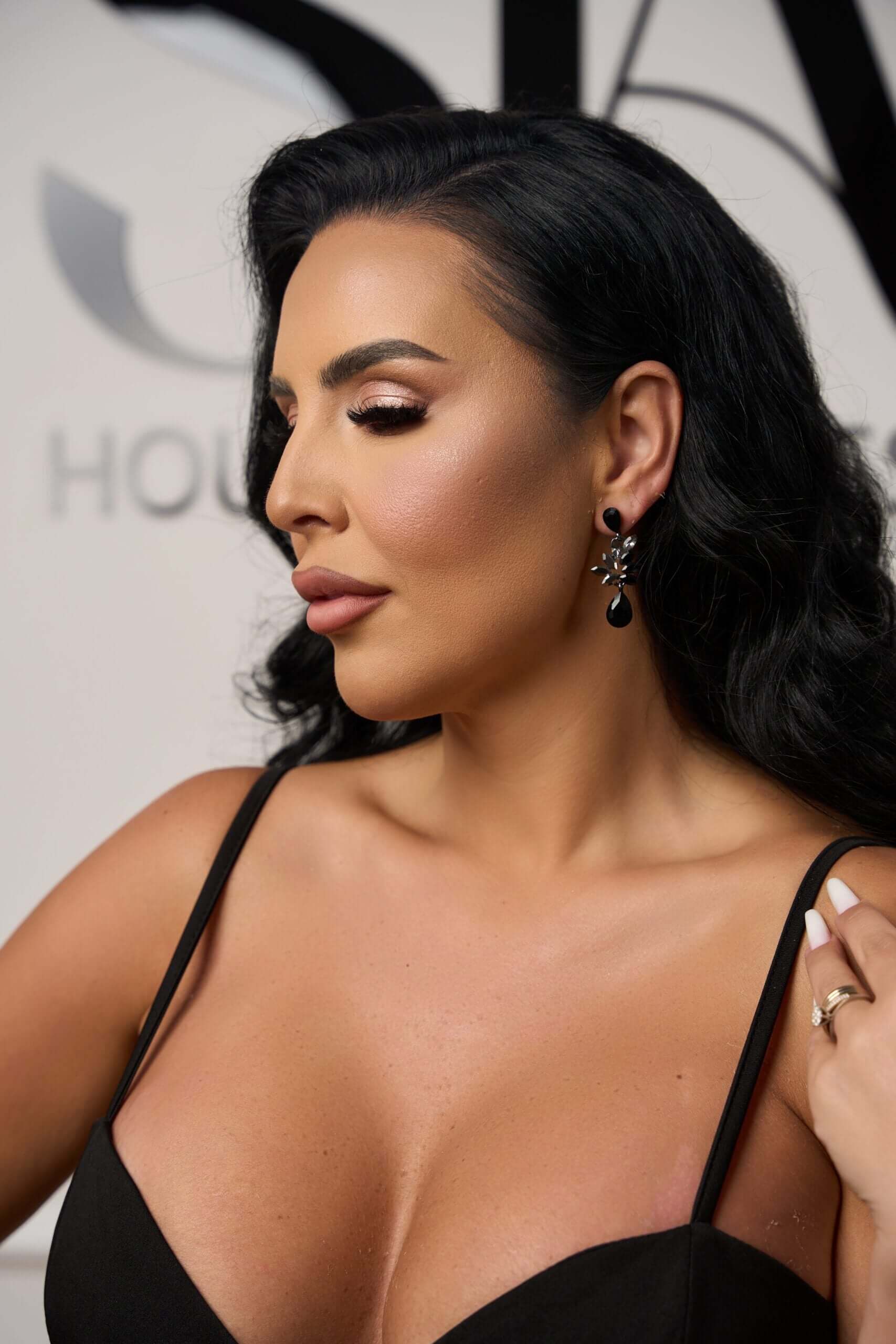 Cercei Yvette cu cristale negre și gri Sia House pentru femei elegante Cercei Yvette cu cristale negre și gri Sia House pentru femei elegante