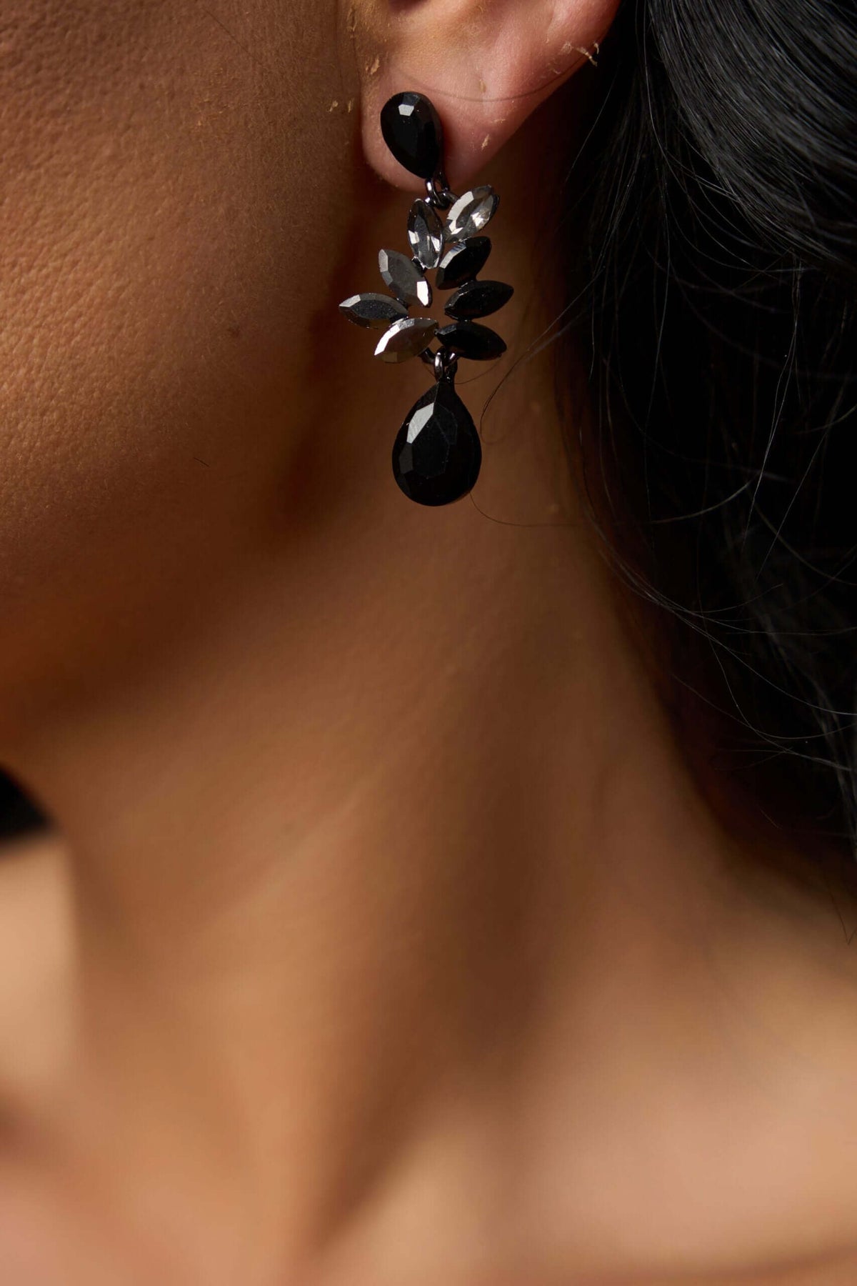 Cercei Yvette cu cristale negre și gri Sia House pentru femei elegante