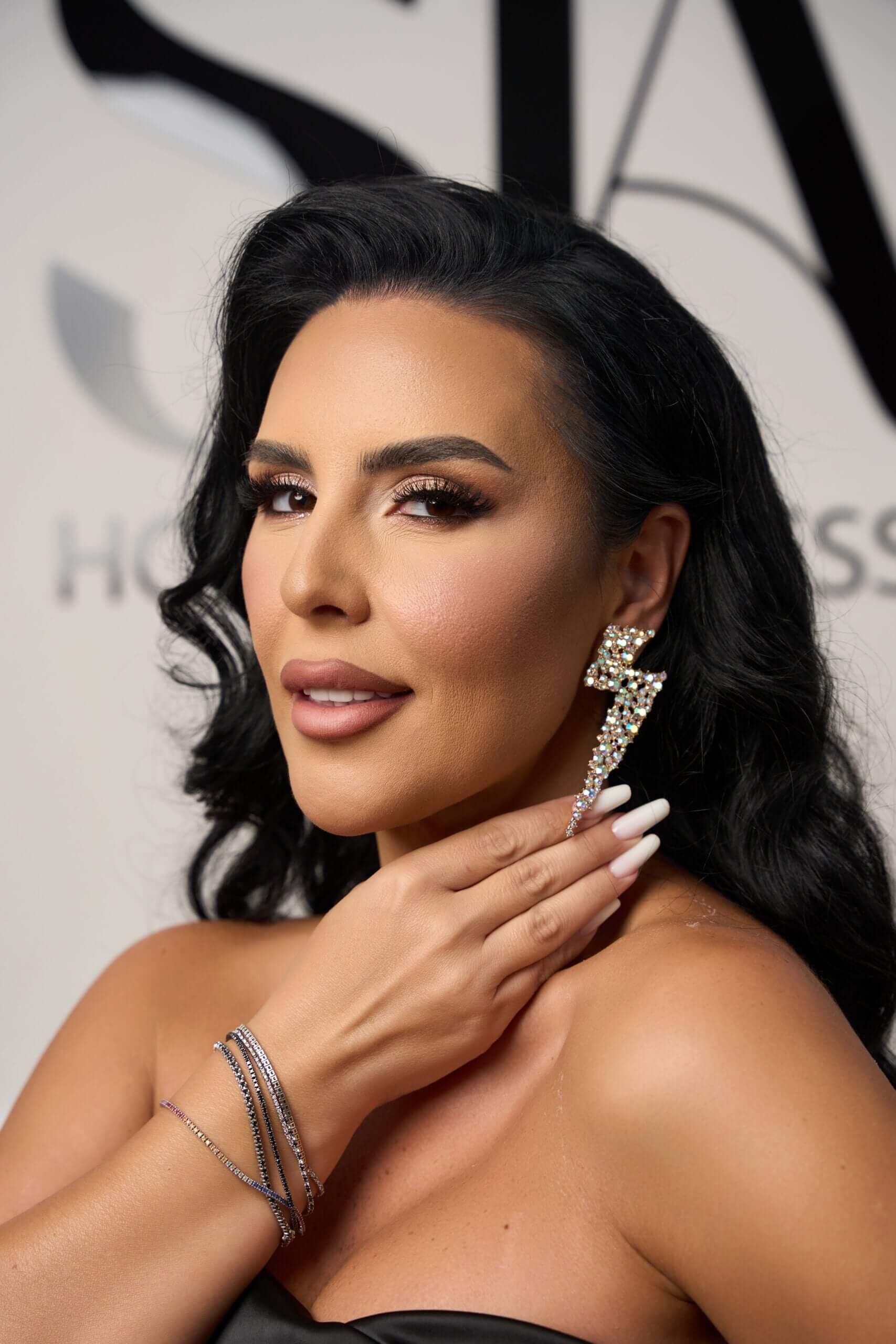 Cercei Carisa - Eleganță aurie cu cristale multicolore Sia House pentru femei elegante Cercei Carisa - Eleganță aurie cu cristale multicolore Sia House pentru femei elegante