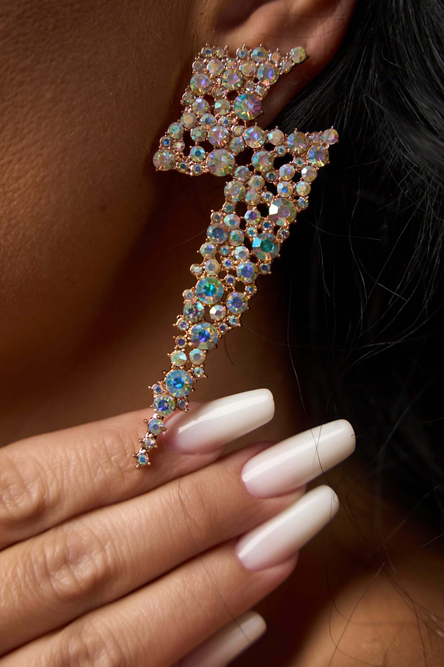 Cercei Carisa - Eleganță aurie cu cristale multicolore Sia House pentru femei elegante Cercei Carisa - Eleganță aurie cu cristale multicolore Sia House pentru femei elegante