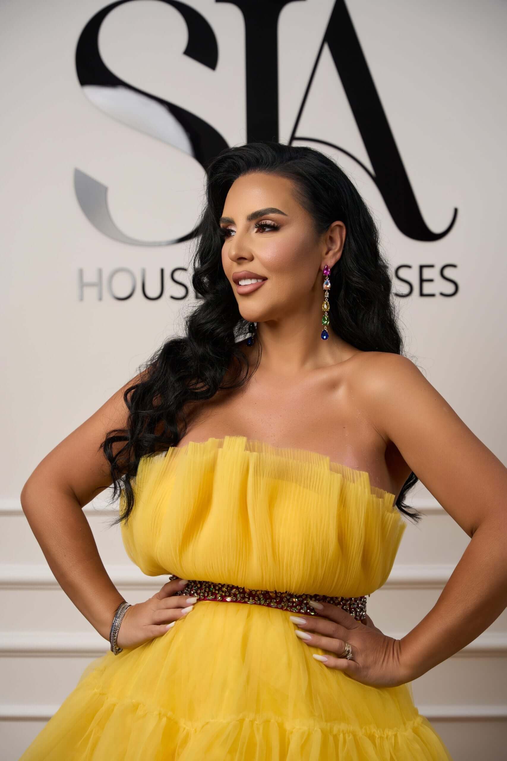 Cercei Riana eleganți cu cristale multicolore Sia House pentru femei elegante Cercei Riana eleganți cu cristale multicolore Sia House pentru femei elegante