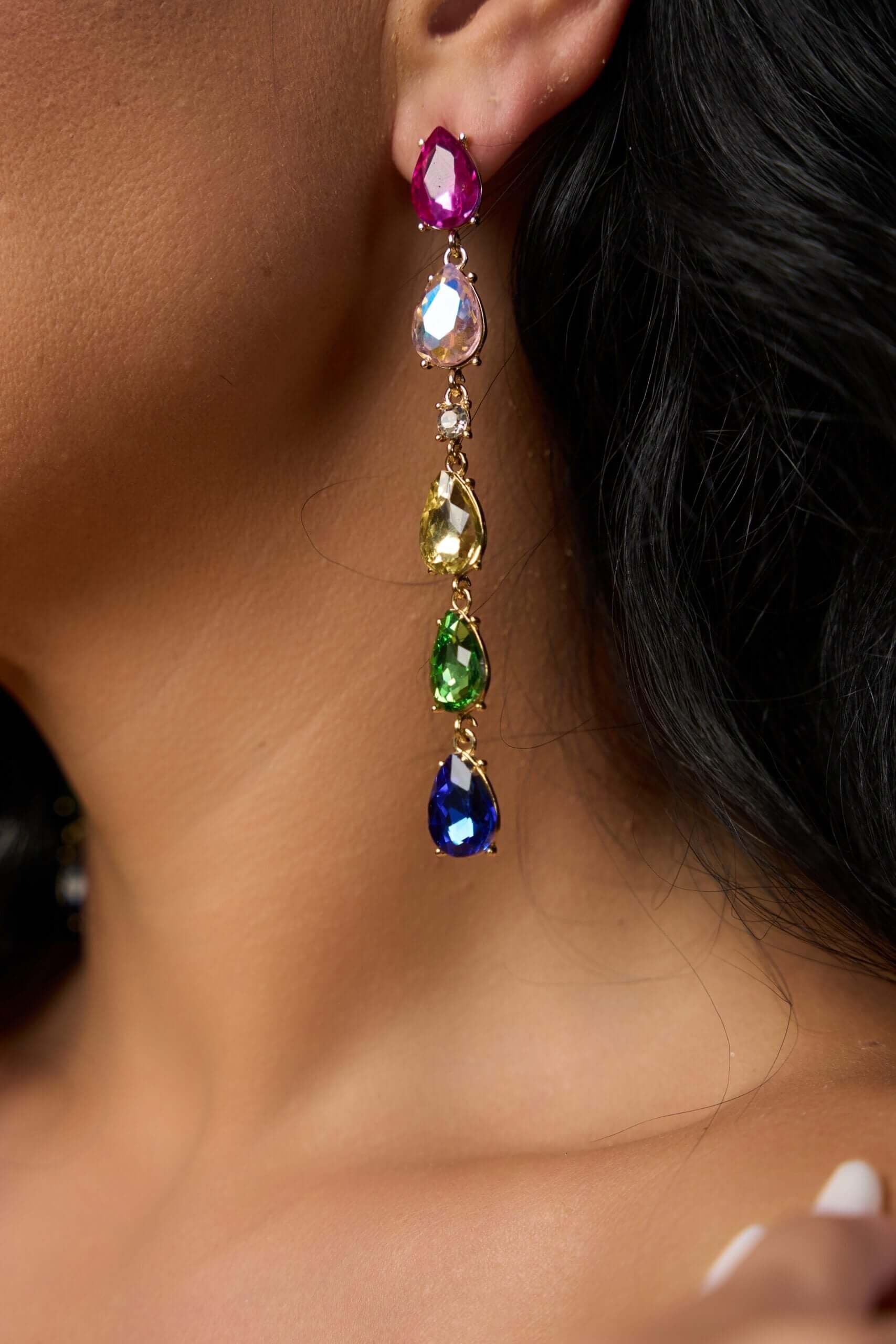 Cercei Riana eleganți cu cristale multicolore Sia House pentru femei elegante Cercei Riana eleganți cu cristale multicolore Sia House pentru femei elegante