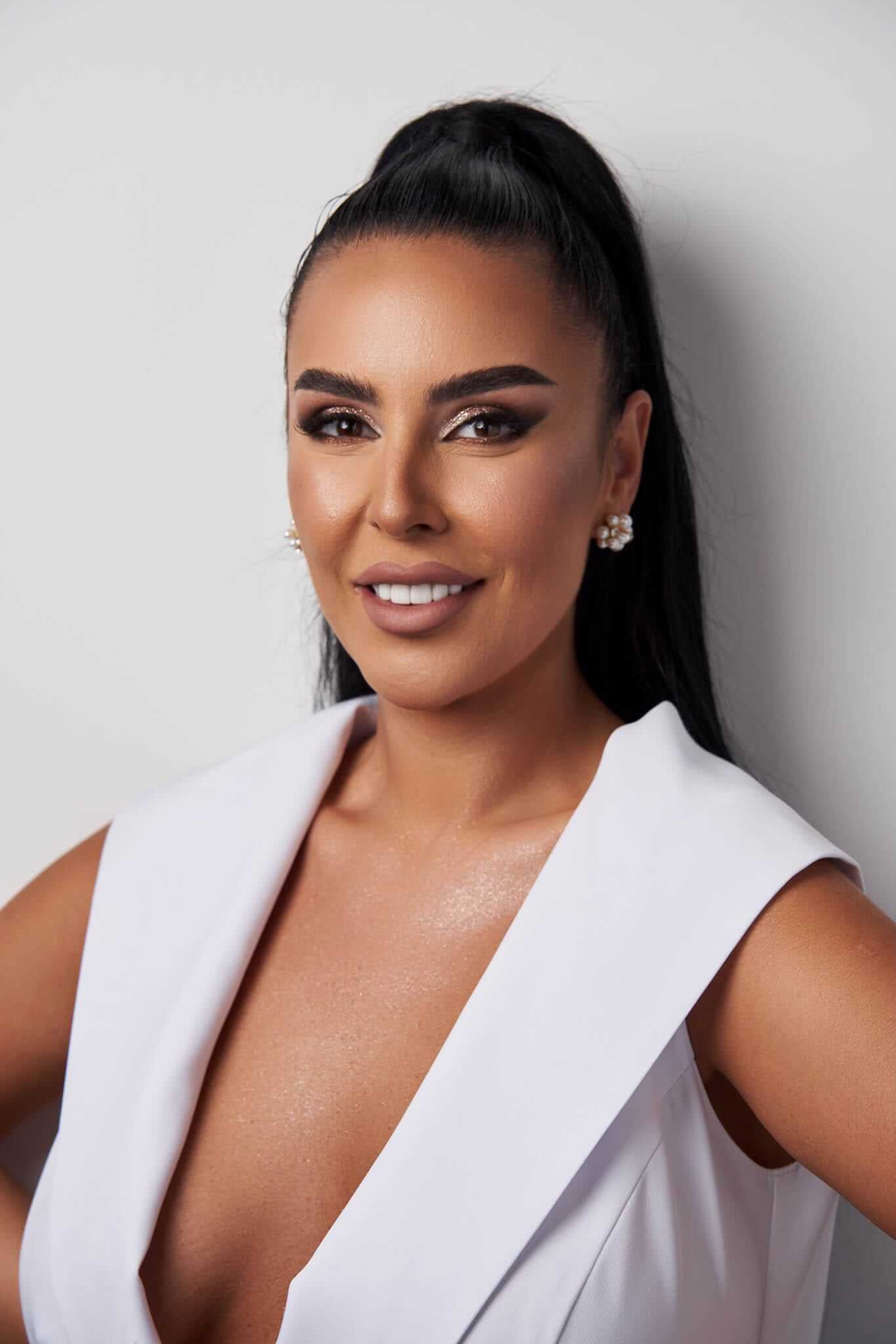 Cercei Julia - Eleganță cu Perle și Cristale Sia House Sia House pentru femei elegante Cercei Julia - Eleganță cu Perle și Cristale Sia House Sia House pentru femei elegante