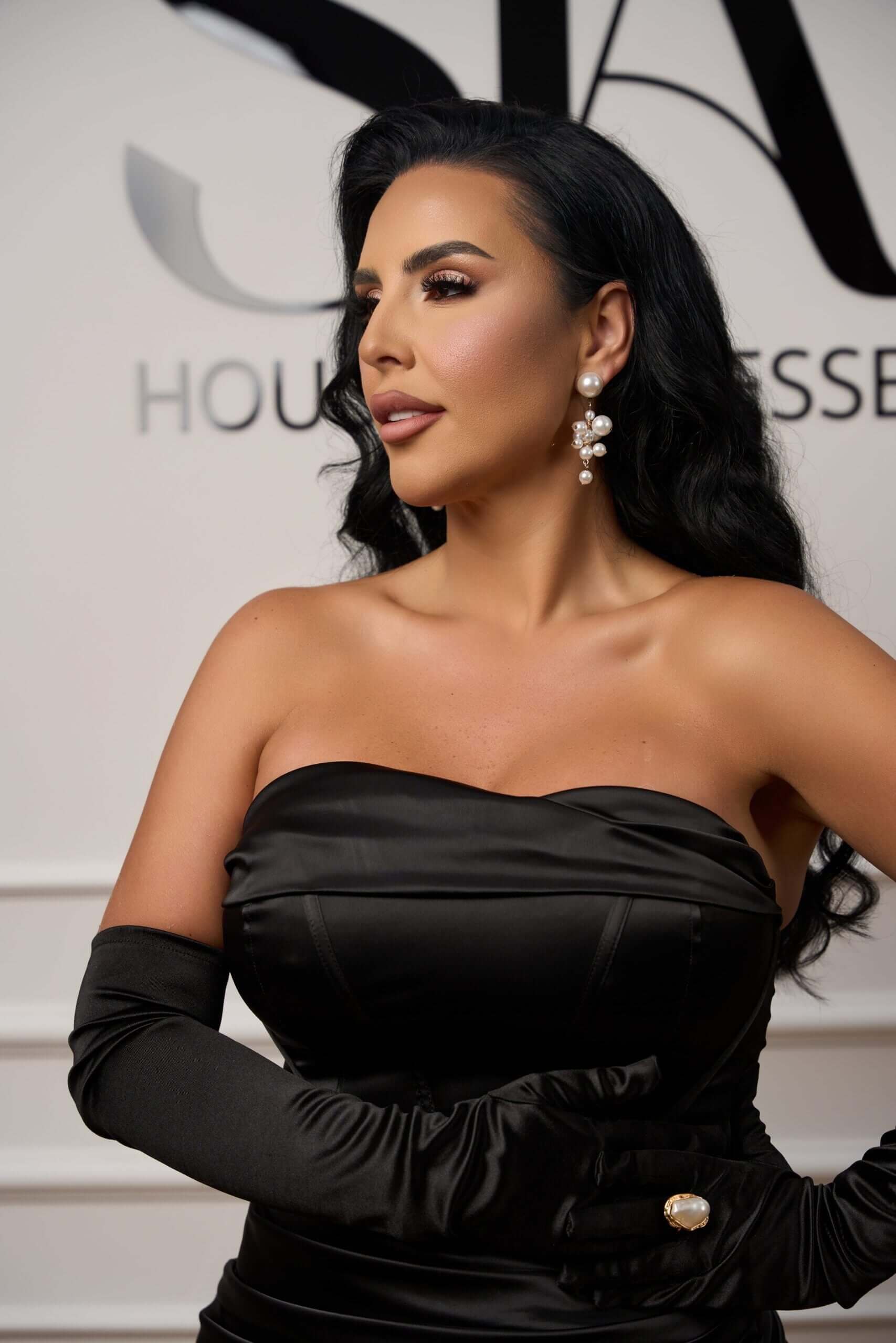 Cercei Kyra cu Perle Albe Sia House pentru femei elegante Cercei Kyra cu Perle Albe Sia House pentru femei elegante