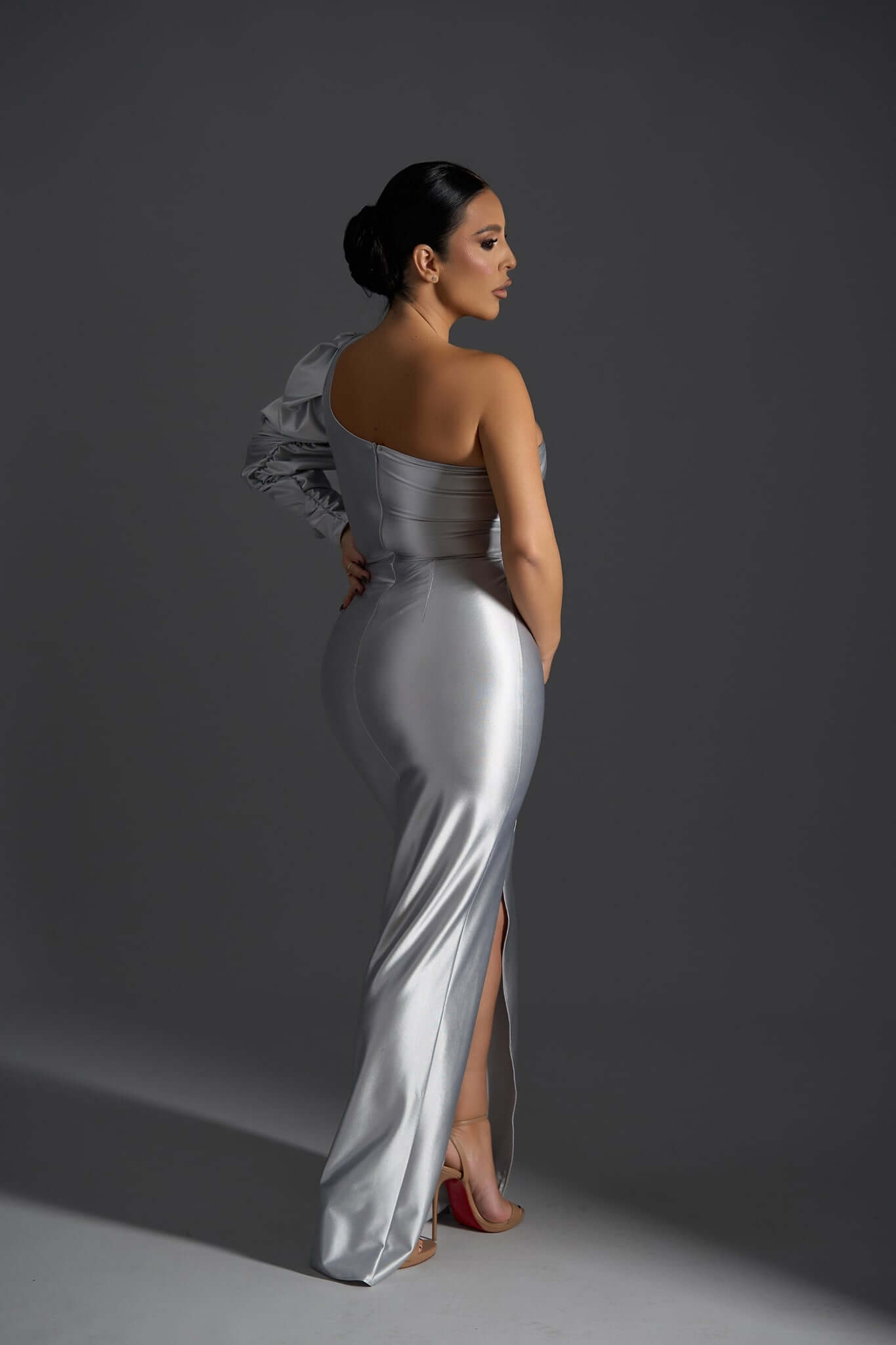 Rochie Lungă Silk Lust cu Decupaj și Mâneci Bufante - Sia House Sia House pentru femei elegante Rochie Lungă Silk Lust cu Decupaj și Mâneci Bufante - Sia House Sia House pentru femei elegante