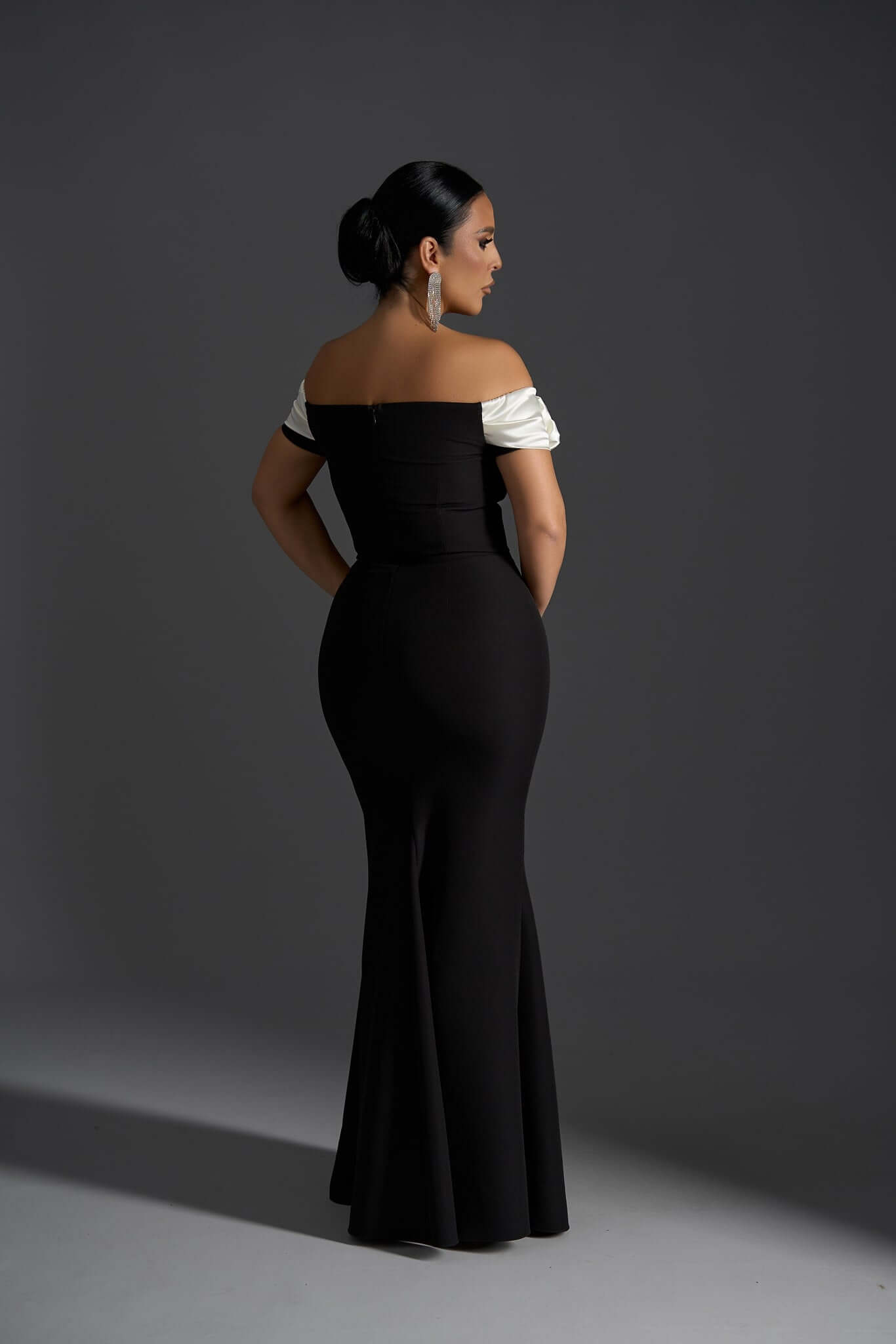 Blush Affair - Rochie lungă tip sirenă off-shoulder Sia House Sia House pentru femei elegante Blush Affair - Rochie lungă tip sirenă off-shoulder Sia House Sia House pentru femei elegante