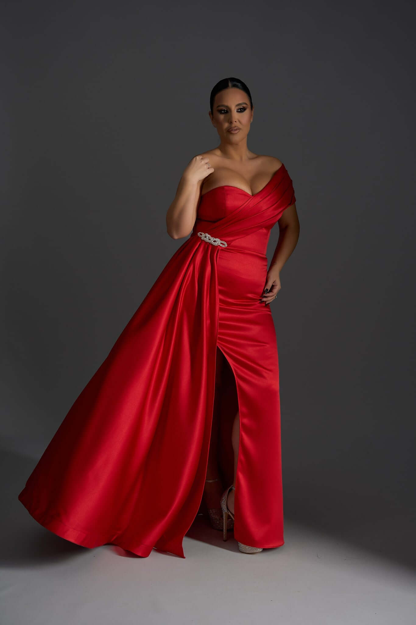 Rochie Lunga Red Mirage Sia House - Tafta cu Strasuri Argintii Sia House pentru femei elegante Rochie Lunga Red Mirage Sia House - Tafta cu Strasuri Argintii Sia House pentru femei elegante