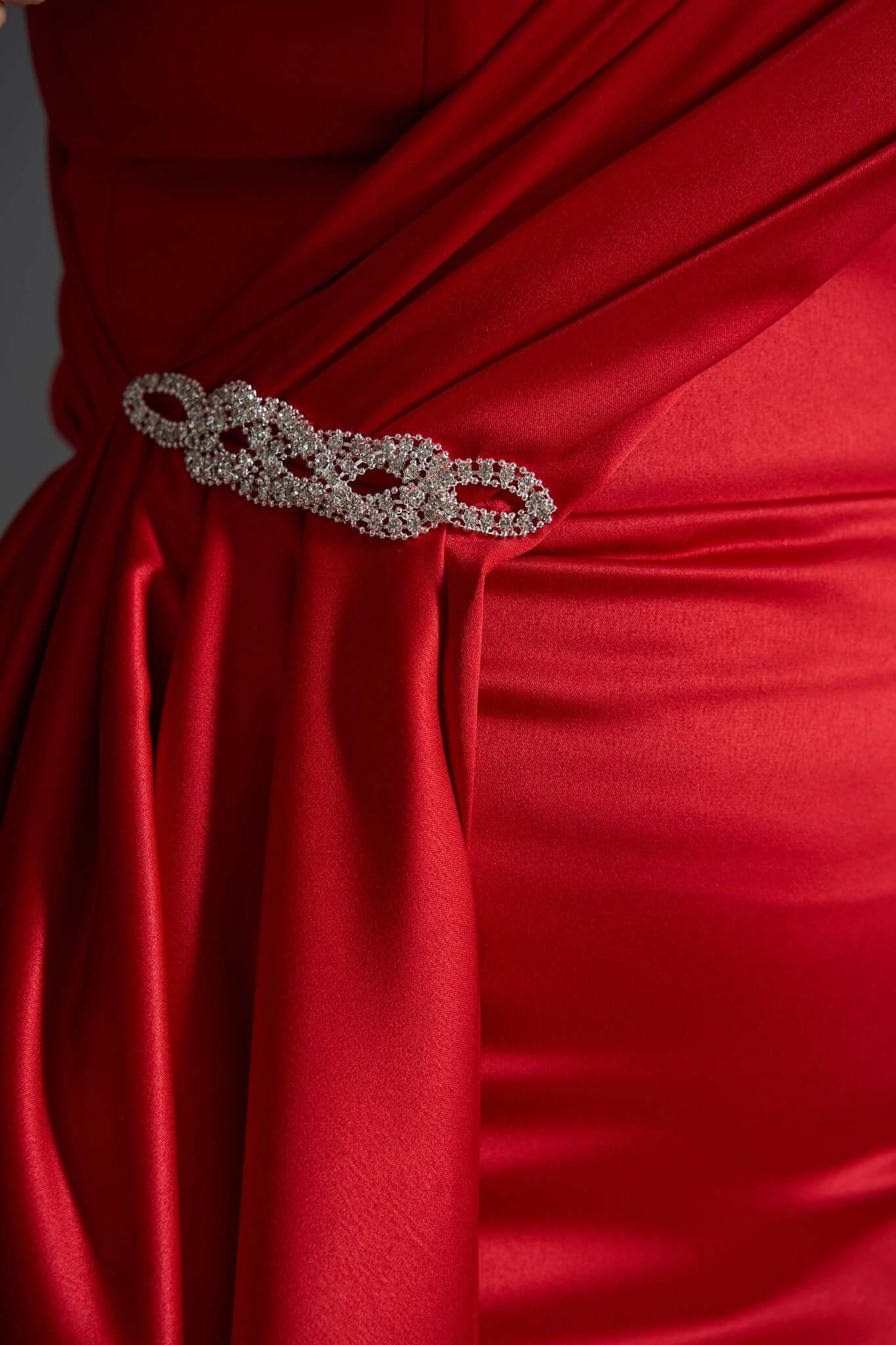 Rochie Lunga Red Mirage Sia House - Tafta cu Strasuri Argintii Sia House pentru femei elegante Rochie Lunga Red Mirage Sia House - Tafta cu Strasuri Argintii Sia House pentru femei elegante