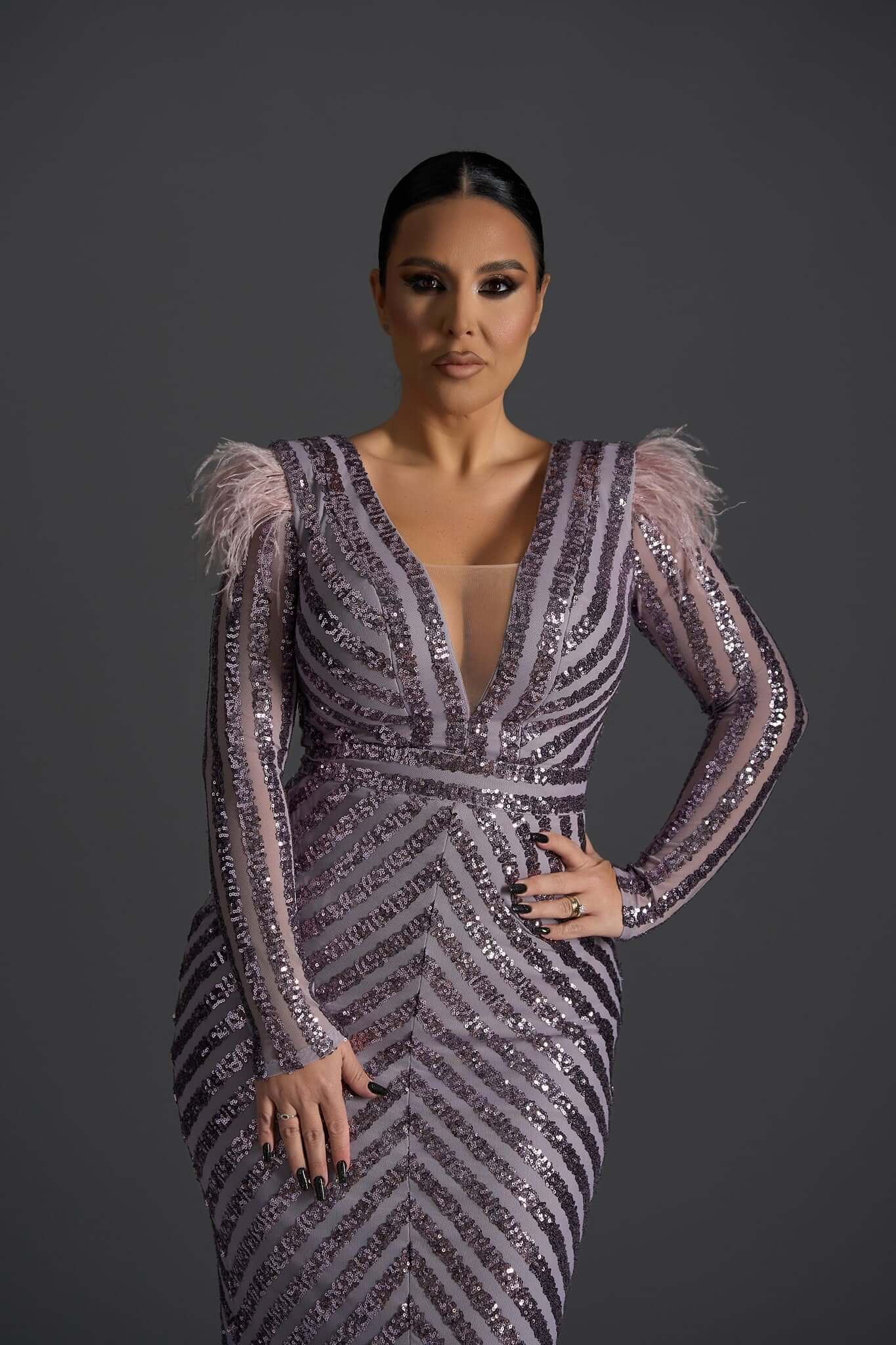 Edge of Elegance - Rochie midi creion cu paiete și pene Sia House Sia House pentru femei elegante Edge of Elegance - Rochie midi creion cu paiete și pene Sia House Sia House pentru femei elegante