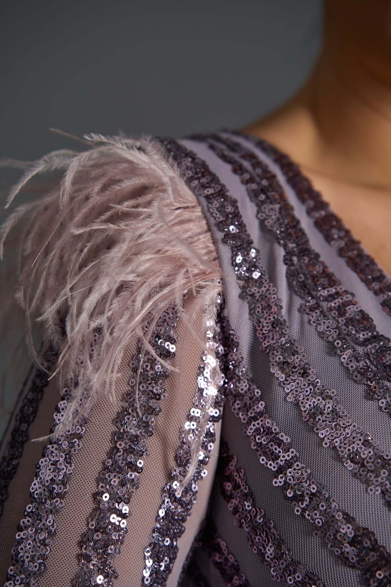 Edge of Elegance - Rochie midi creion cu paiete și pene Sia House Sia House pentru femei elegante Edge of Elegance - Rochie midi creion cu paiete și pene Sia House Sia House pentru femei elegante