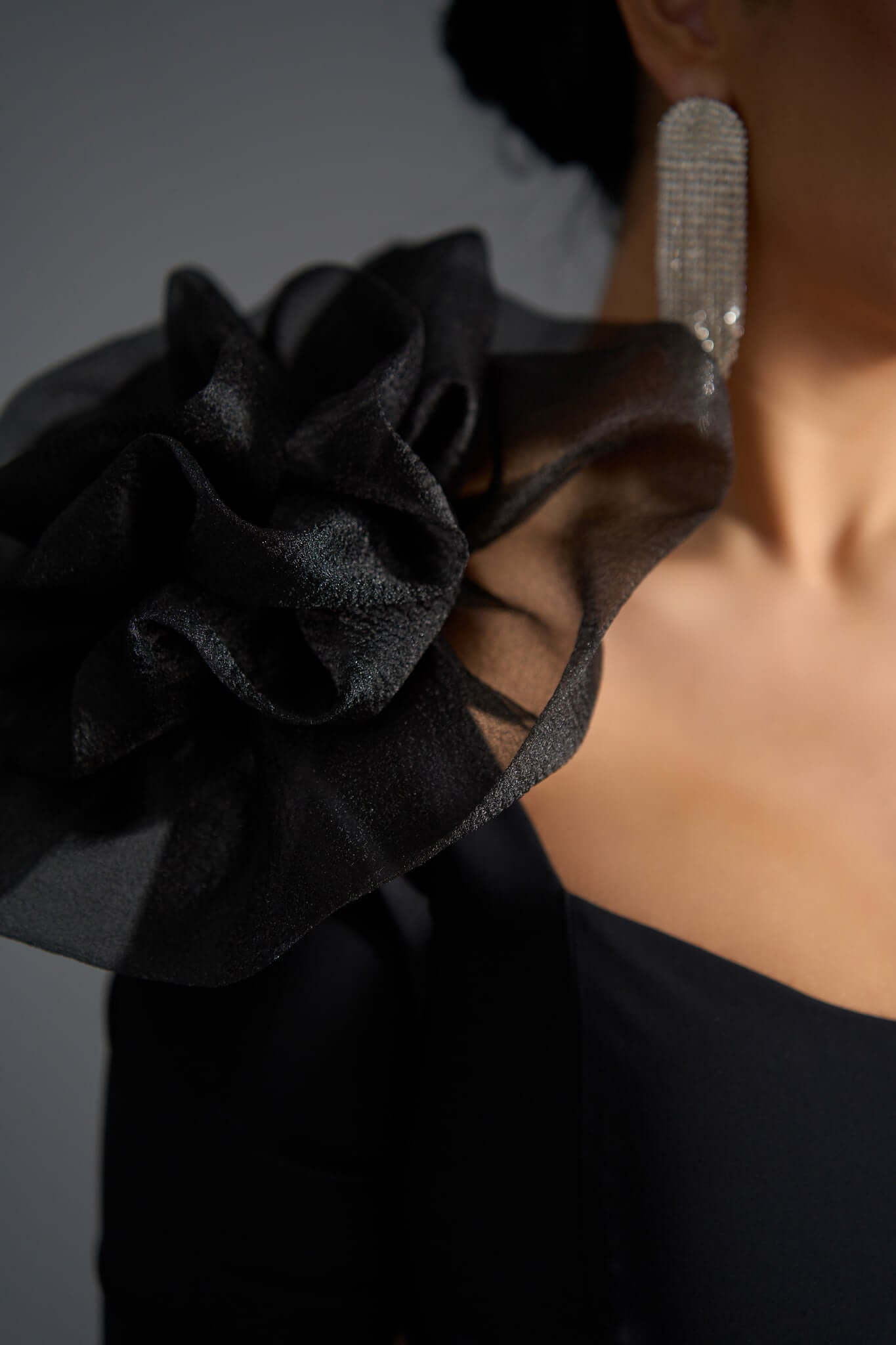 Rochie Midi Obsidian Flame by Sia House - Umăr Asimetric și Floare 3D Sia House pentru femei elegante Rochie Midi Obsidian Flame by Sia House - Umăr Asimetric și Floare 3D Sia House pentru femei elegante