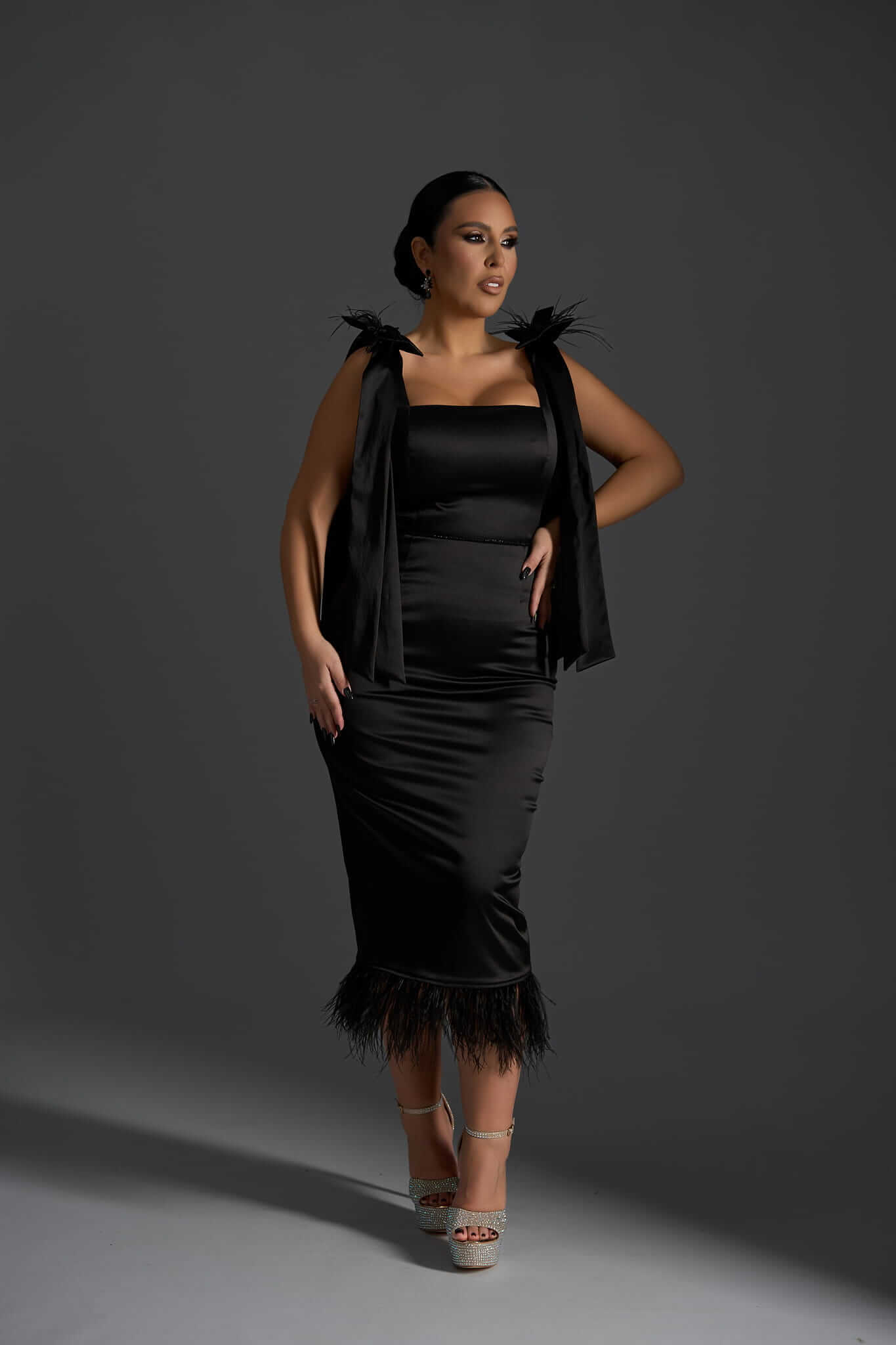 Black Widow - Rochie midi neagră cu aplicații din pene by Sia House Sia House pentru femei elegante Black Widow - Rochie midi neagră cu aplicații din pene by Sia House Sia House pentru femei elegante