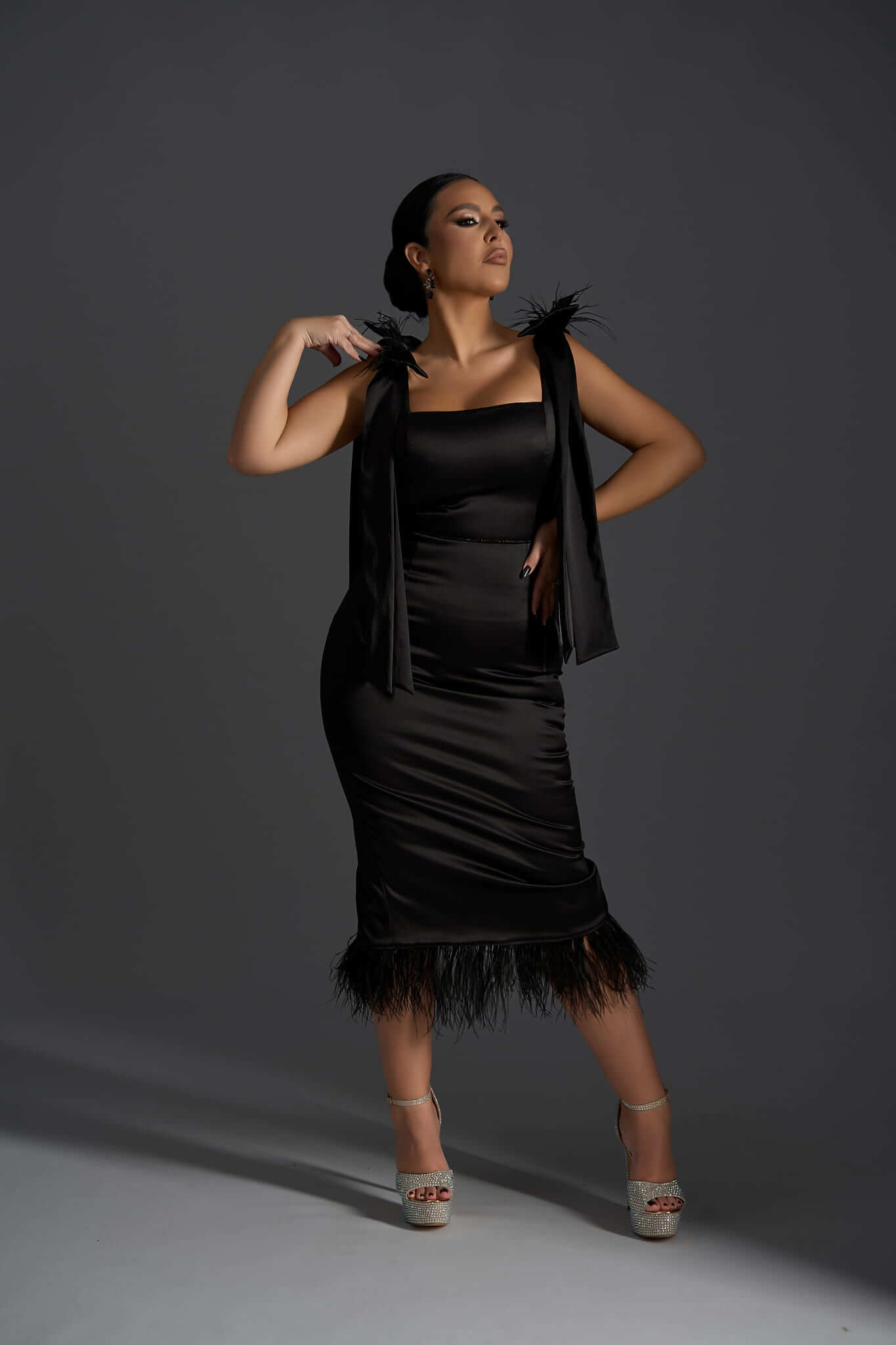 Black Widow - Rochie midi neagră cu aplicații din pene by Sia House Sia House pentru femei elegante Black Widow - Rochie midi neagră cu aplicații din pene by Sia House Sia House pentru femei elegante