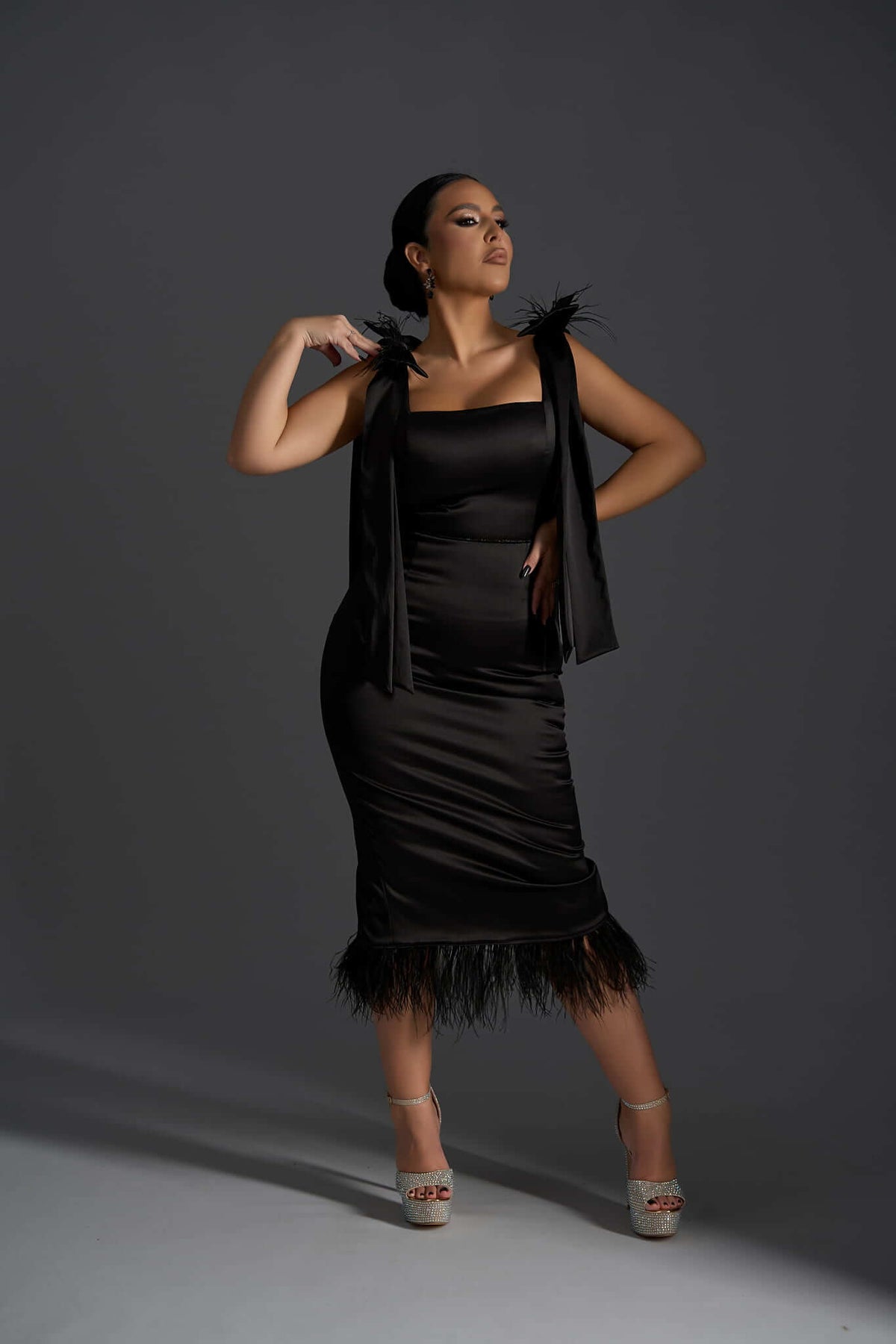 Black Widow - Rochie midi neagră cu aplicații din pene by Sia House Sia House pentru femei elegante