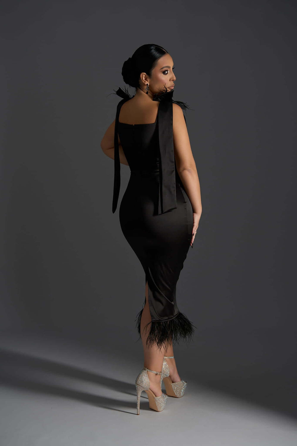 Black Widow - Rochie midi neagră cu aplicații din pene by Sia House Sia House pentru femei elegante