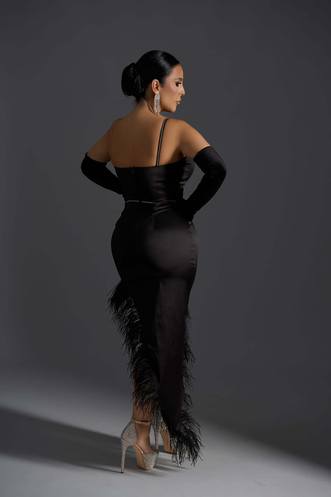 Femme Fatale - Rochie asimetrică neagră cu strasuri Sia House Sia House pentru femei elegante Femme Fatale - Rochie asimetrică neagră cu strasuri Sia House Sia House pentru femei elegante