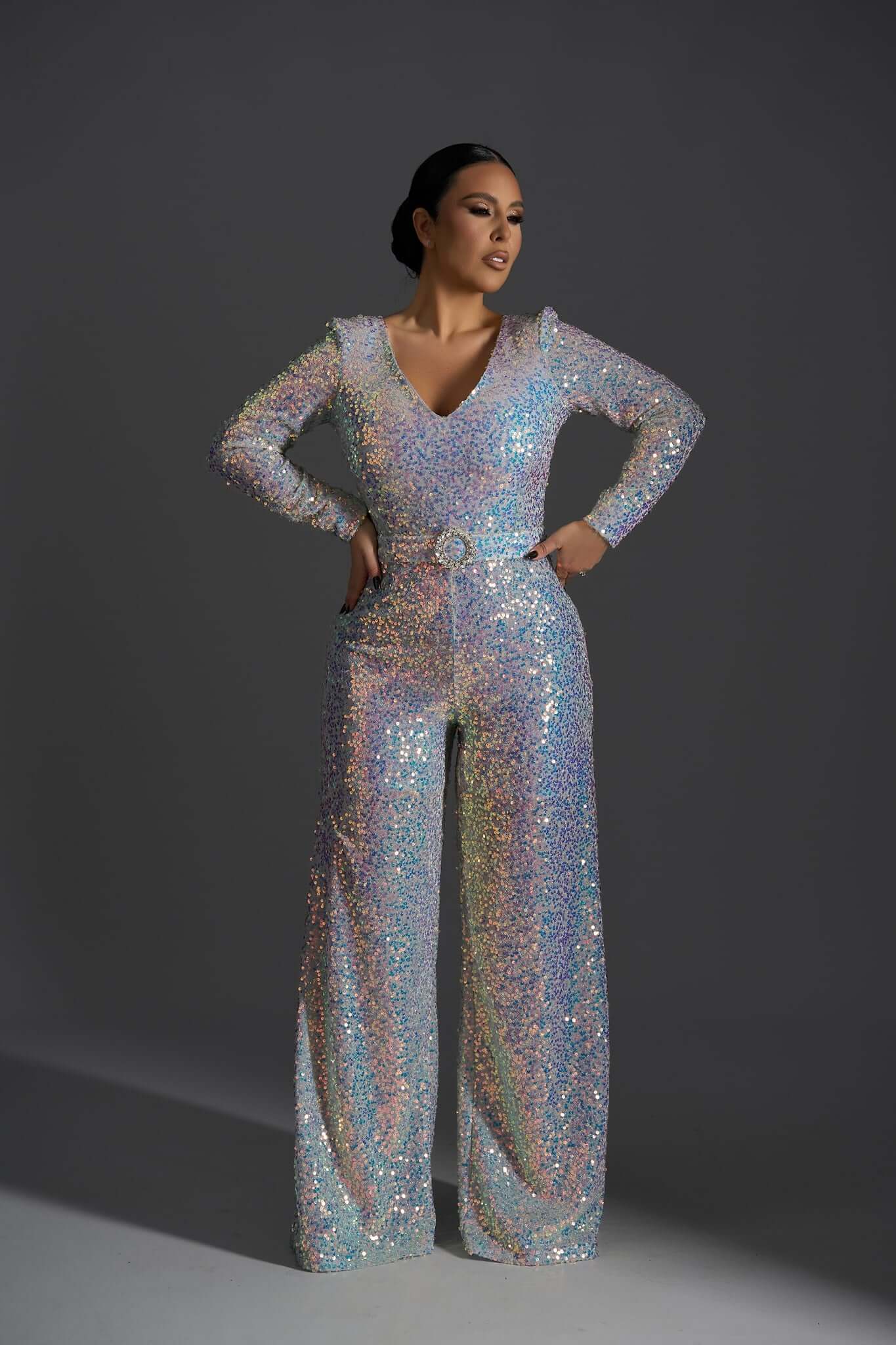 Cosmic Spark - Salopetă elegantă cu paiete multicolore Sia House Sia House pentru femei elegante Cosmic Spark - Salopetă elegantă cu paiete multicolore Sia House Sia House pentru femei elegante