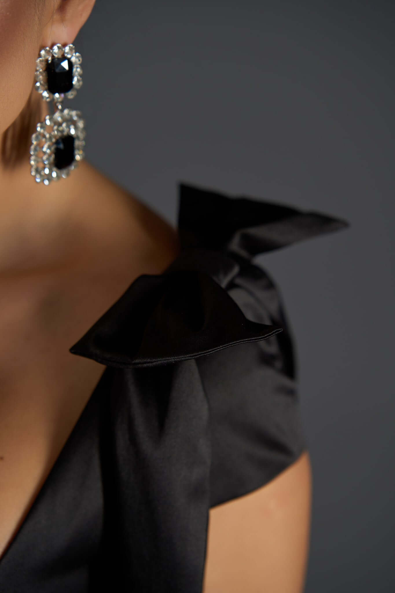 Salopeta Stiletto Kiss elegantă din tafta neagră - Sia House Sia House pentru femei elegante Salopeta Stiletto Kiss elegantă din tafta neagră - Sia House Sia House pentru femei elegante