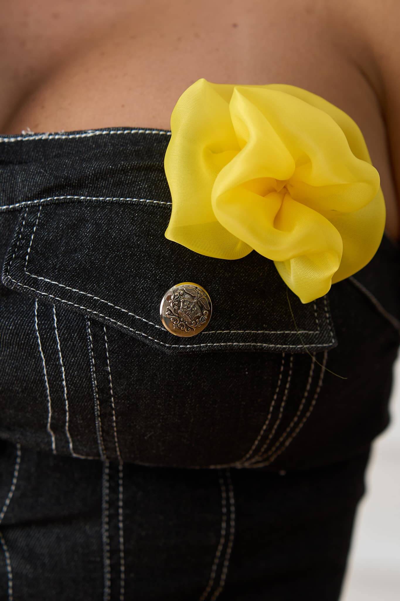 Top Cindy negru din denim cu flori galbene Sia House Sia House pentru femei elegante Top Cindy negru din denim cu flori galbene Sia House Sia House pentru femei elegante