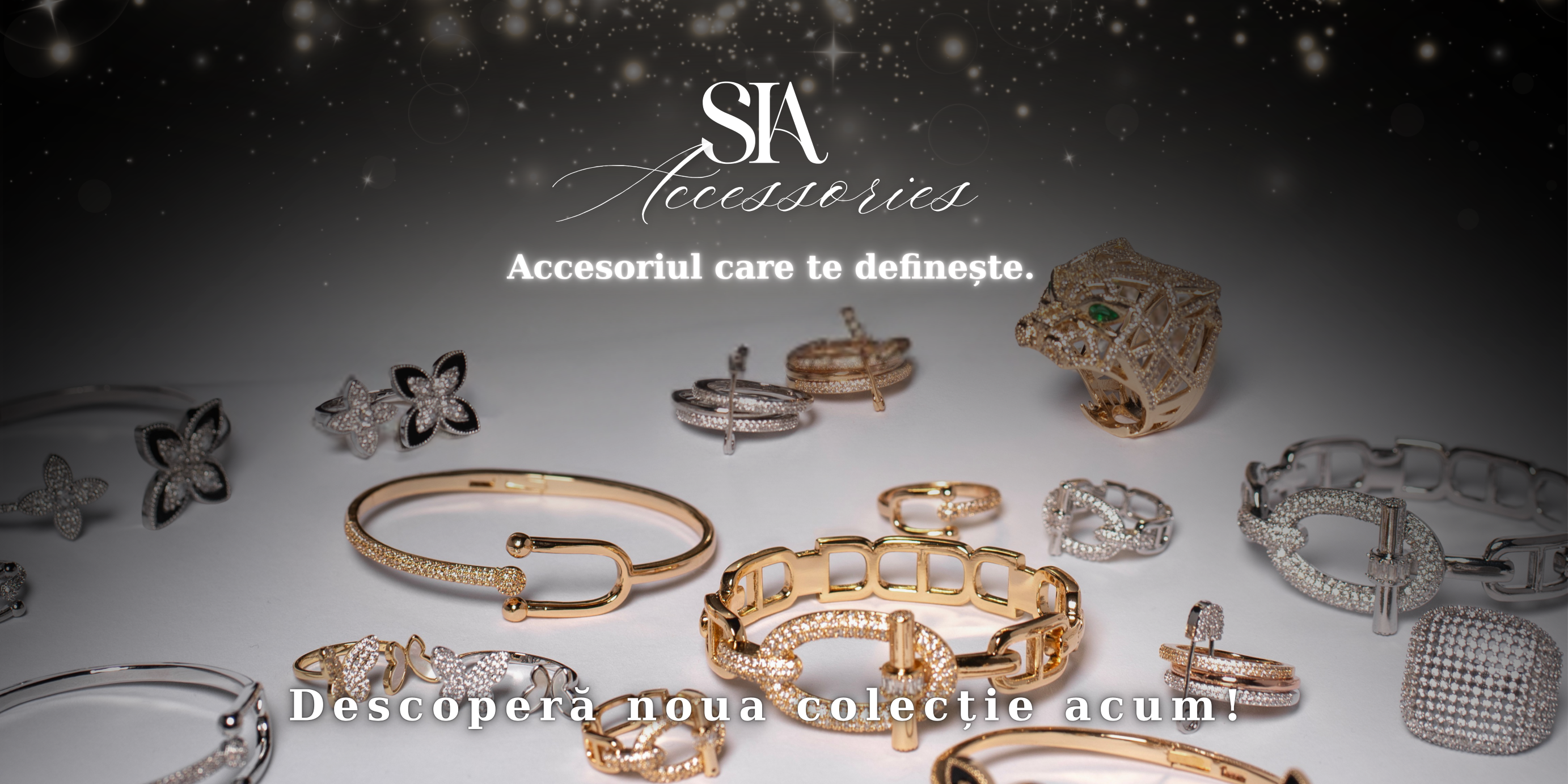 Bijuterii diverse din colecția Accesorii Elegante SIA, incluzând brățări și inele, sub cer înstelat. Descoperă acum colecția completă.