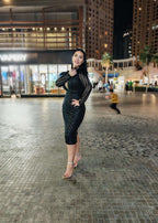 Rochie SIA Edge of Elegance midi creion cu paiete negre, purtată seara în oraș, evidențiind silueta elegantă