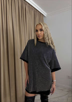 Model poartă tricoul SIA Sclifo Tee Dual luxury oversized cu plasă cristalizată, stil party statement în interior