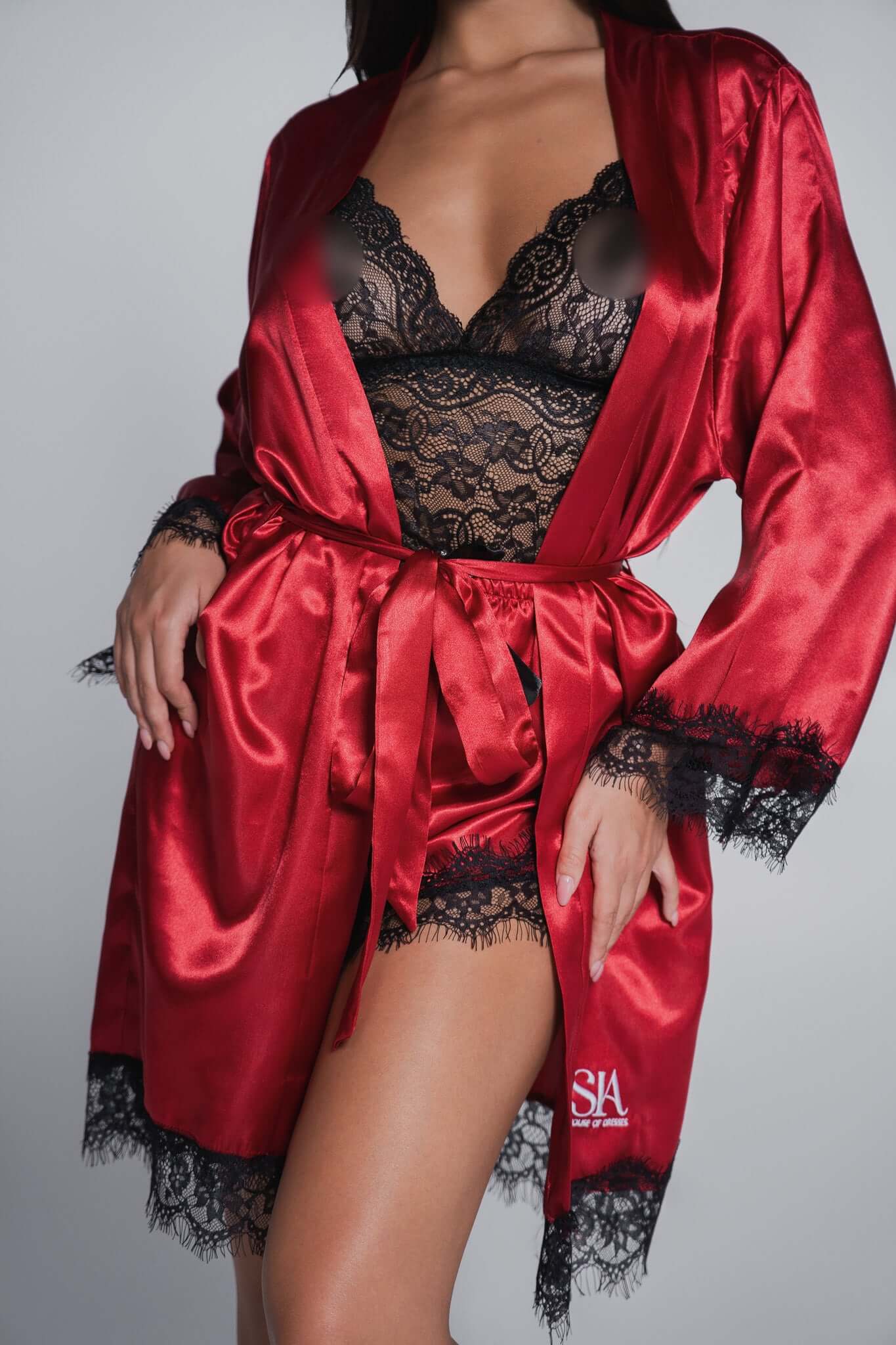Set pijama roșu din satin și dantelă de la SIA Homewear, cu top dantelat, pantaloni scurți satinati și halat elegant cu cordon.