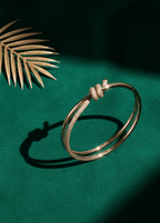 set brățară și inel cu nod și cristale – brățară aurie cu design nod și cristale pe fundal verde, SIA Knot Crystal Set