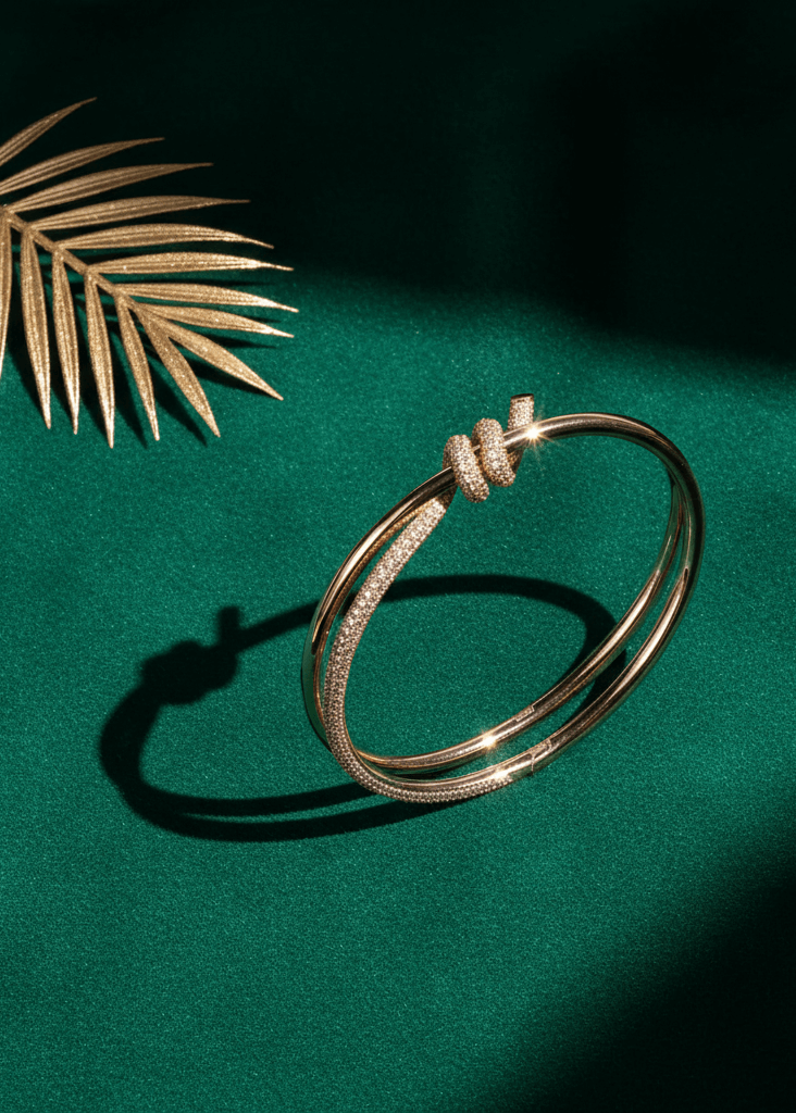 set brățară și inel cu nod și cristale – brățară aurie cu design nod și cristale pe fundal verde, SIA Knot Crystal Set