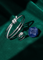 Set brățară și inel cu nod și cristale SIA Knot Crystal, bijuterii argintii cu strălucire pe fundal verde