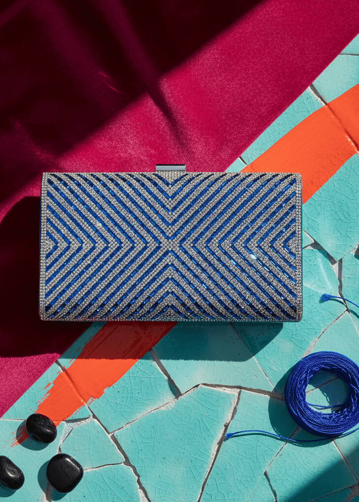 Clutch Sapphire Shine cu cristale albastre și argintii, model geometric elegant, plic de seară pe fundal colorat